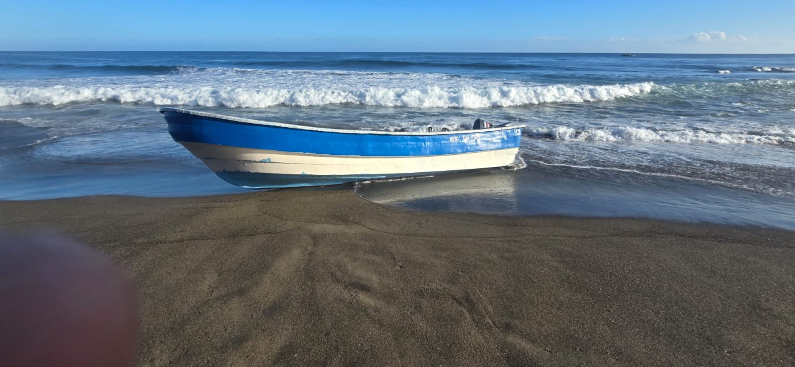 La embarcación tipo edwardoño, de color azul y blanca, de 20 pies de eslora aproximadamente, contenía dos motores Yamaha y varios envases plásticos con combustible.