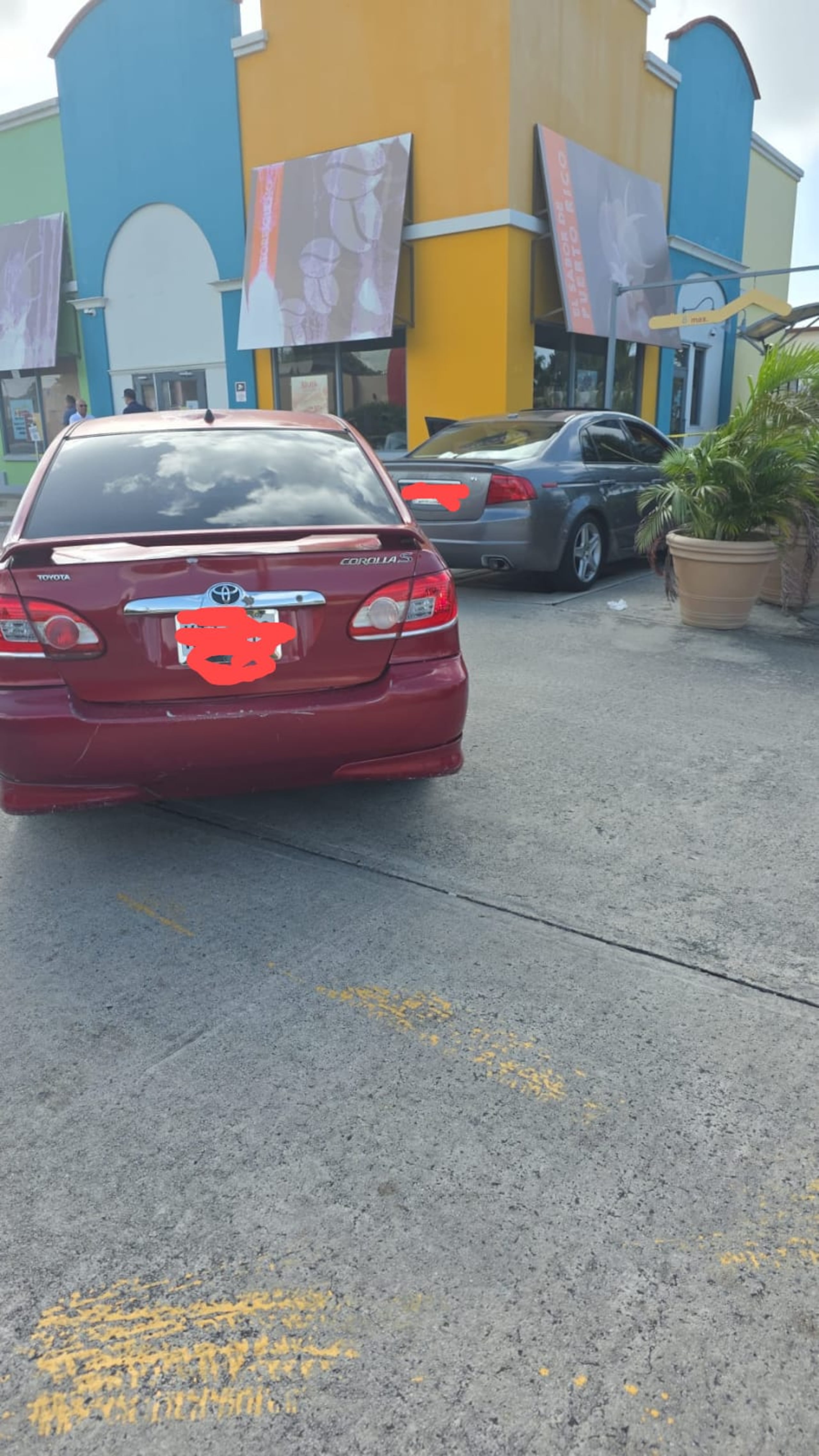 Un conductor resultó herido de bala en la fila del servicarro del restaurante El Mesón, ubicado en la carretera PR-3, en Humacao.