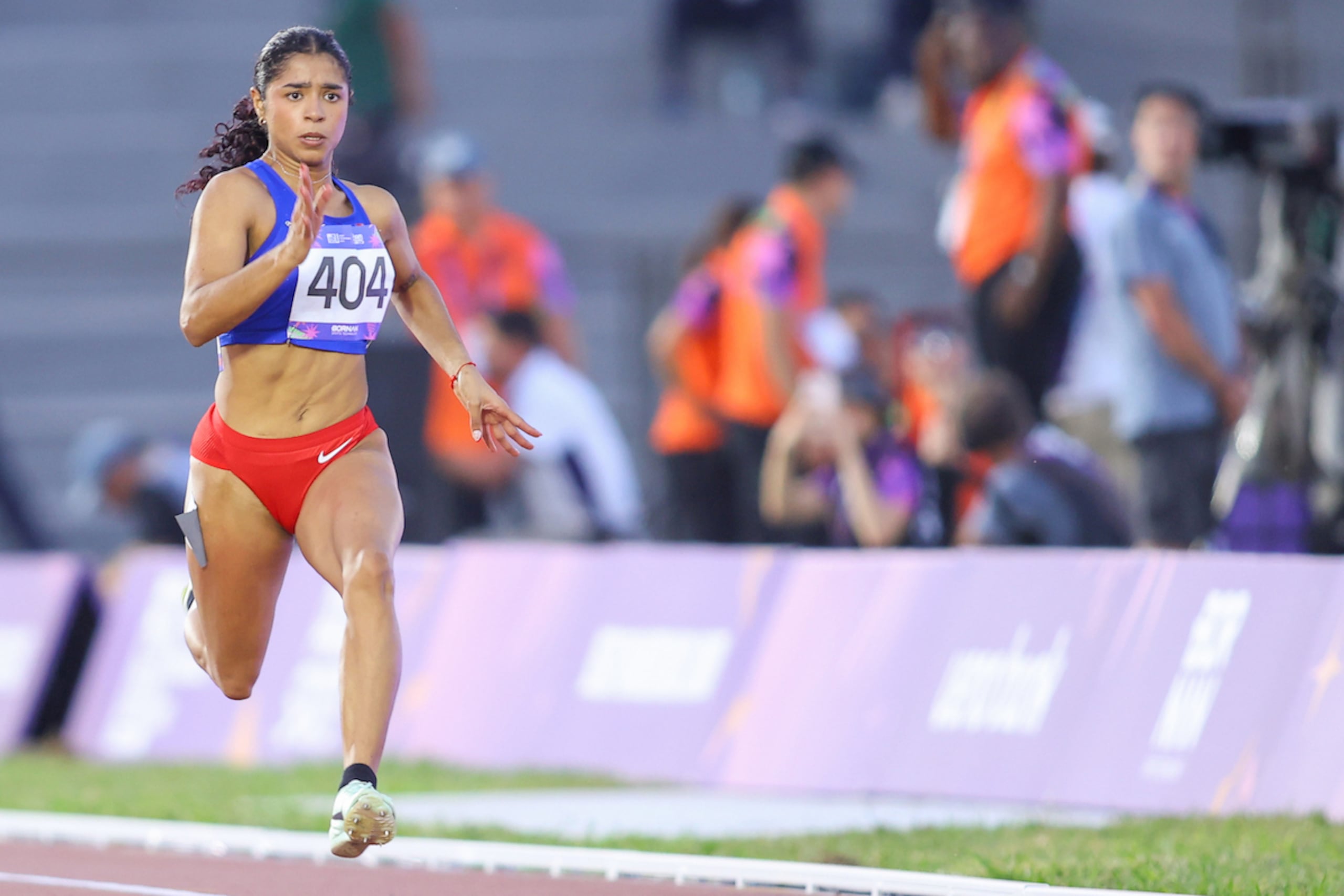 Frances Colón corre en el evento semifinal de los 100 metros femenino.