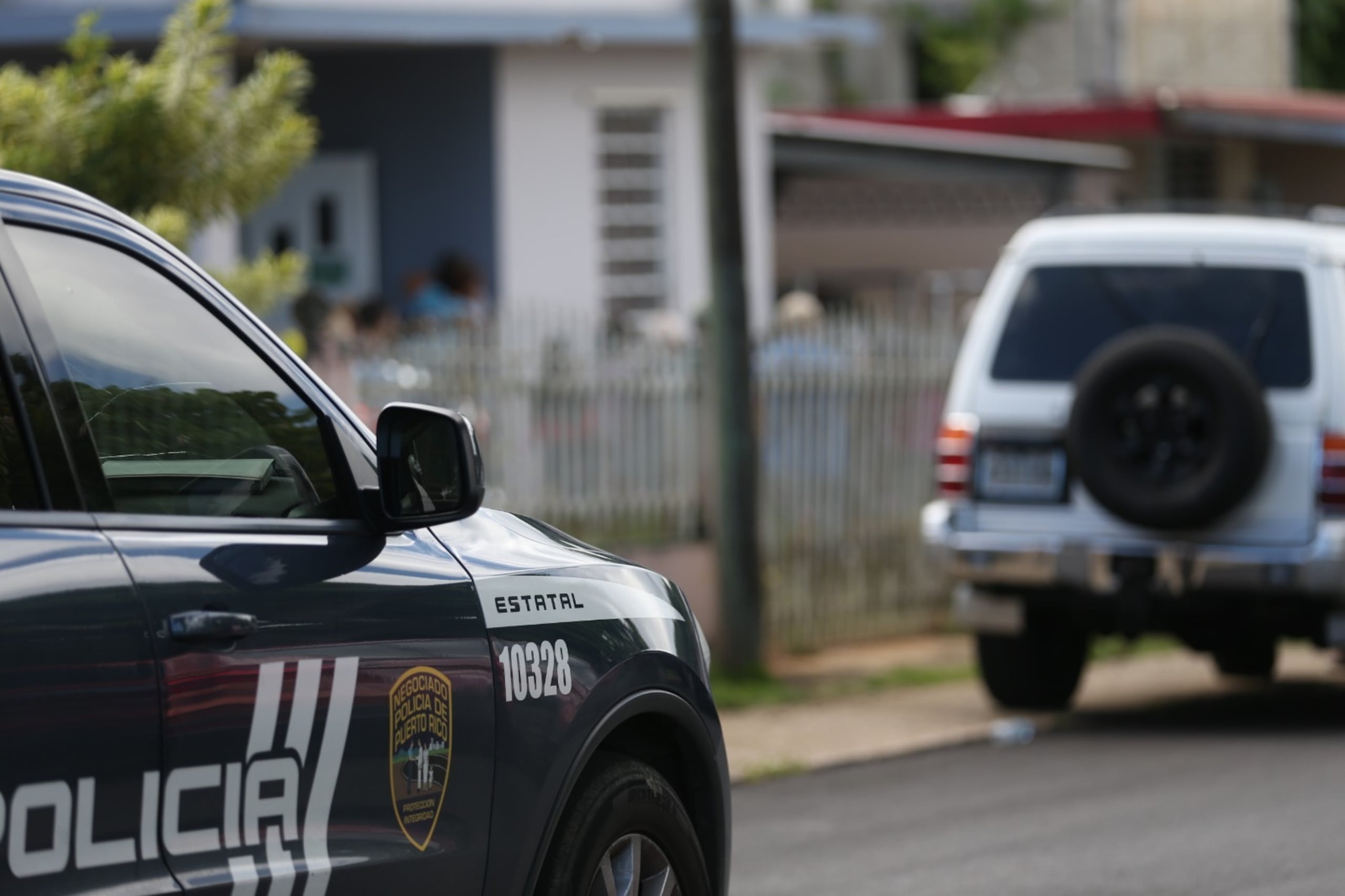 Escena del crimen en Parcelas Chivas en el barrio Cacao de Quebradillas, donde un hombre asesinó a su expareja identificada como Joanna Pla Rivera.