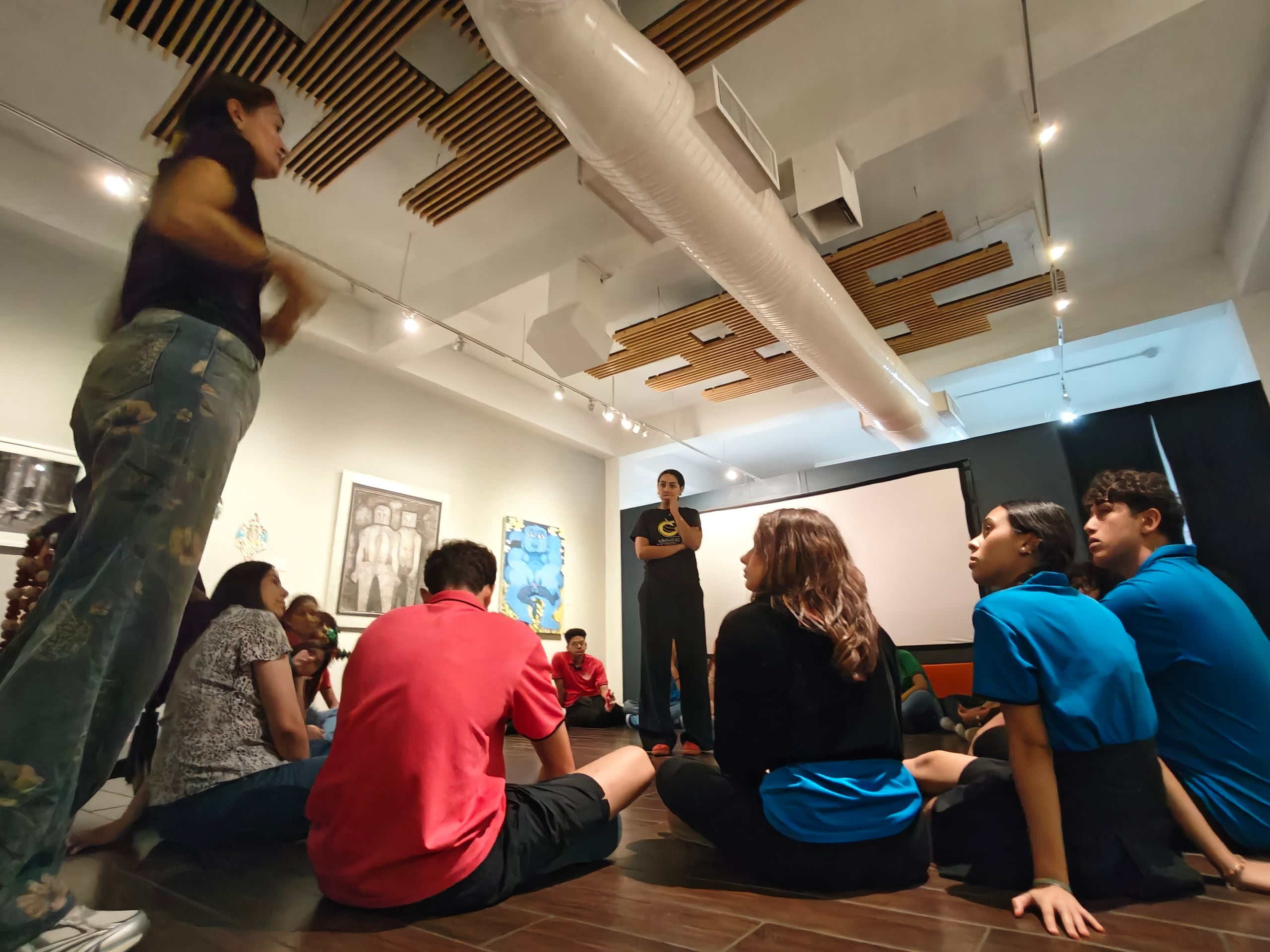Gloriby Martínez, gerente de programas de la Fundación Cortés y Jade Rosario, coordinadora (al centro) desarrollan una dinámica con el grupo de estudiantes.