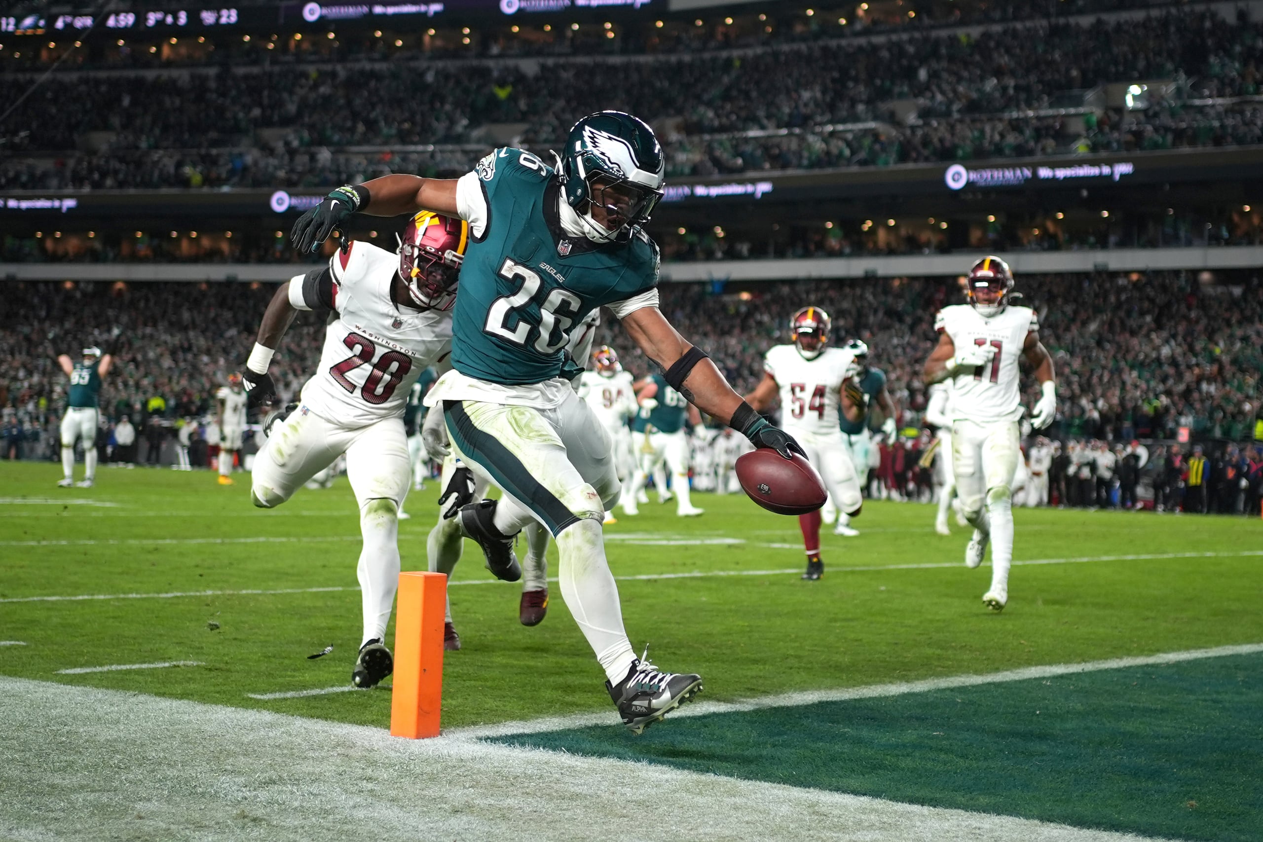 El running back Saquon Barkley (26), de los Eagles de Filadelfia, anota un touchdown durante la segunda mitad del partido de la NFL en contra de los Commanders de Washington el jueves 14 de noviembre de 2024, en Filadelfia.