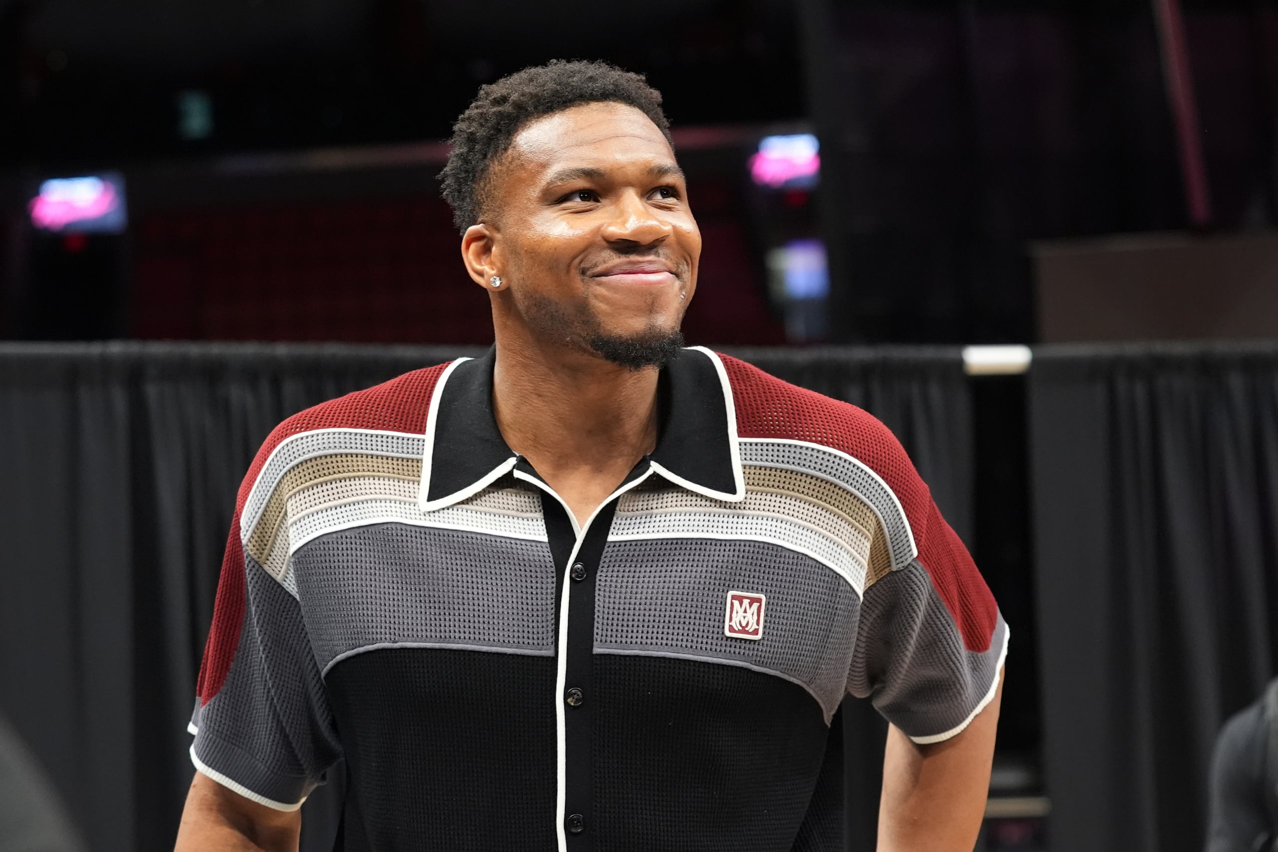 Giannis Antetokounmpo sonríe tras una conferencia de prensa en la que fue presentado como nuevo jugador del Heat de Miami.