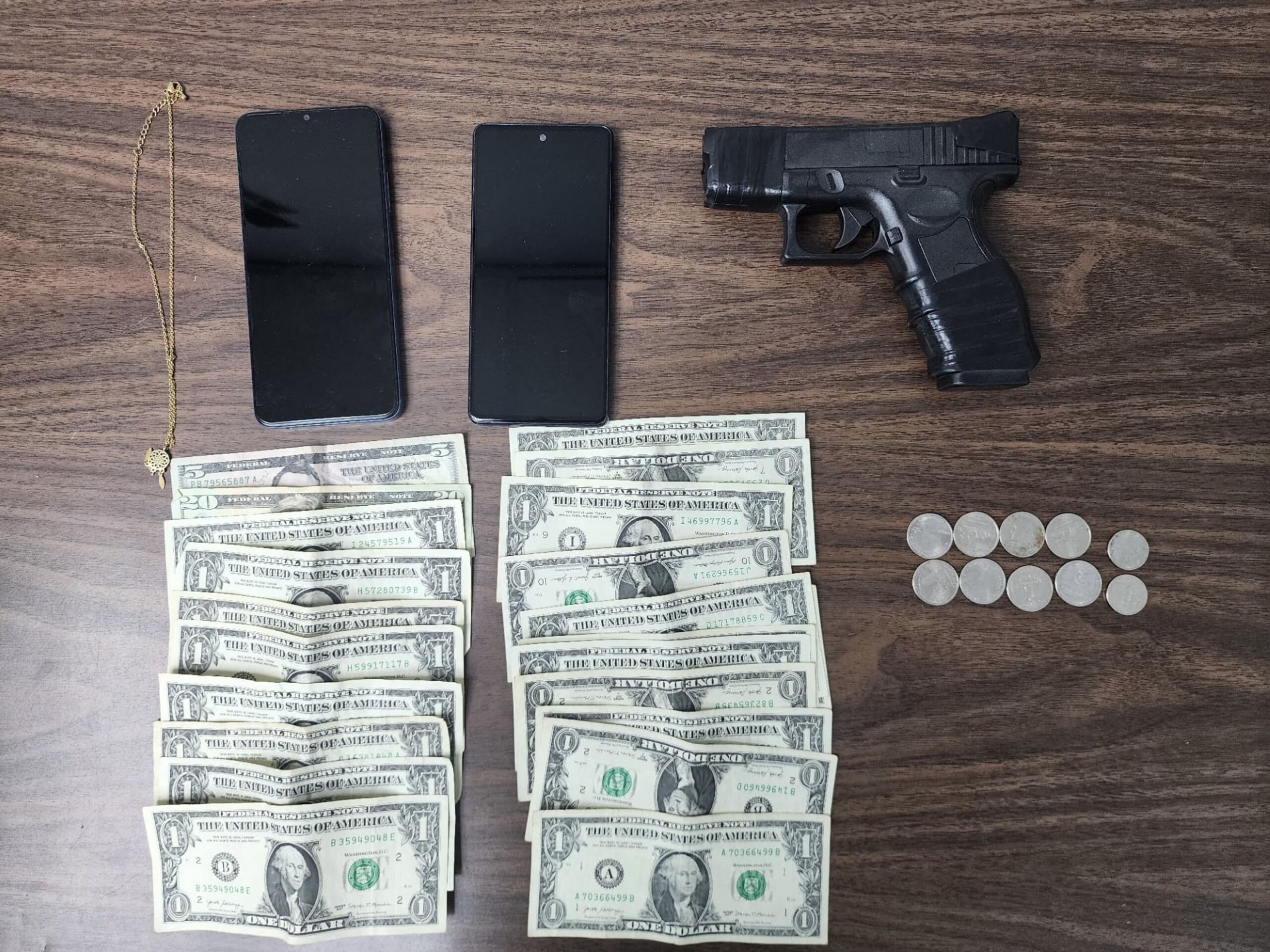 El fugitivo Wally Custodio Vargas de 60 años, fue capturado en la avenida Los Veteranos, en San Germán y se le ocupó un arma falsa.