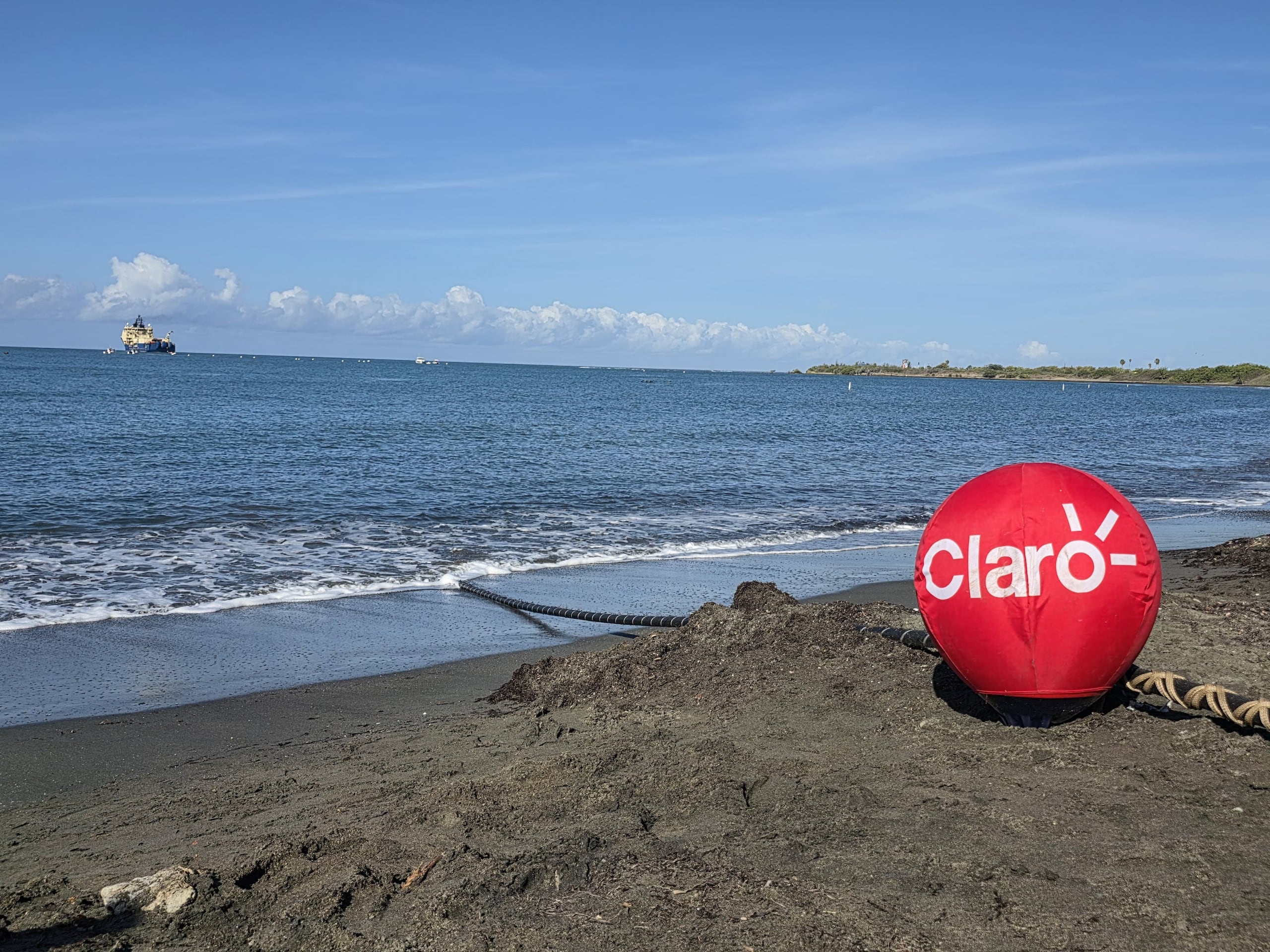 En la foto, una vista lejana del buque que desplazó el cable ultramarino de fibra óptica que ha instalado Claro para conectar el sur de Puerto Rico. El punto de conexión se ha instalado específicamente en la playa de Ponce.
