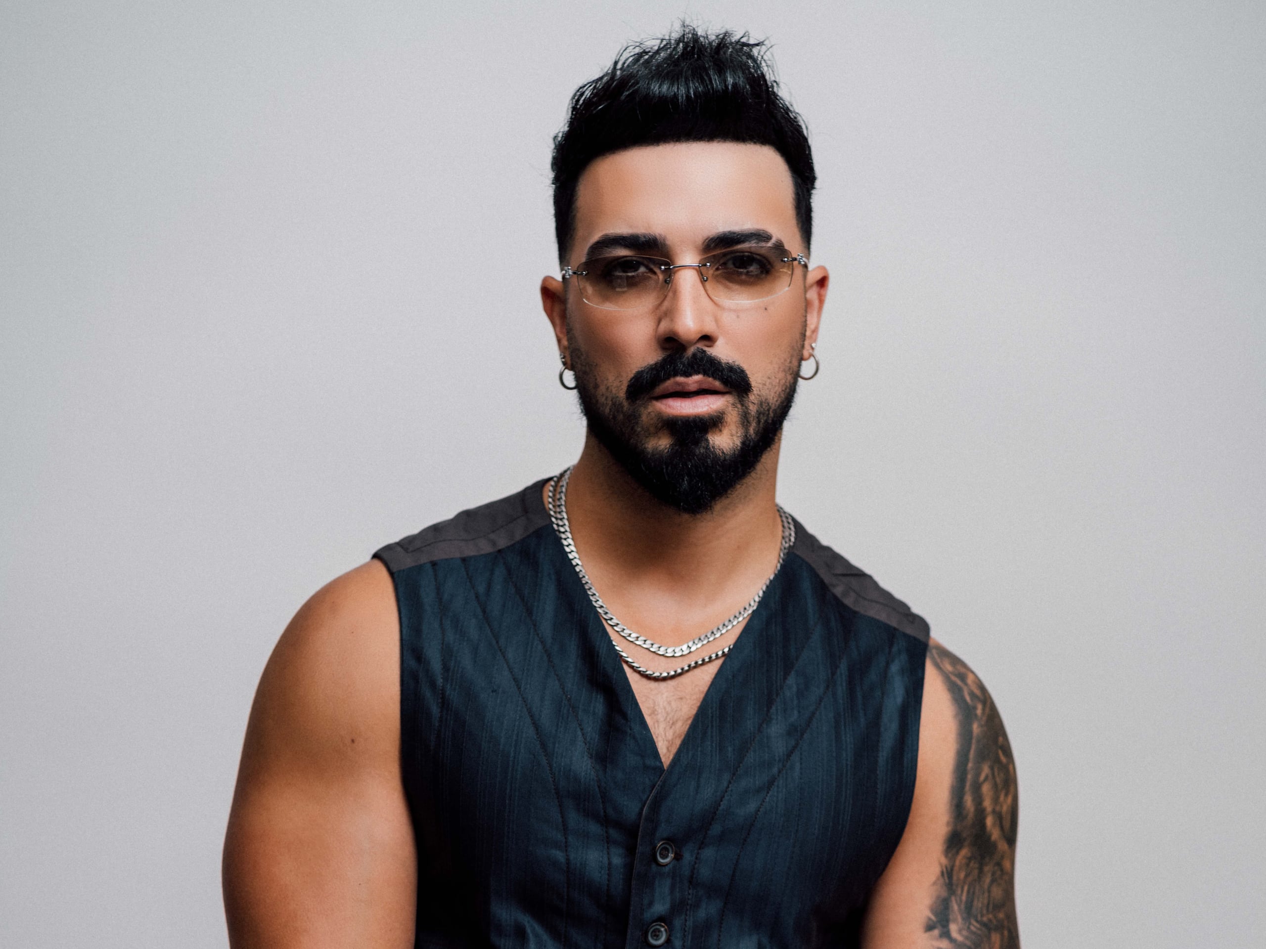 Entre los sencillos, se encuentra "Más que un beso" y "Si llamas", donde se unió al también cantante de música tropical Christian Alicea.