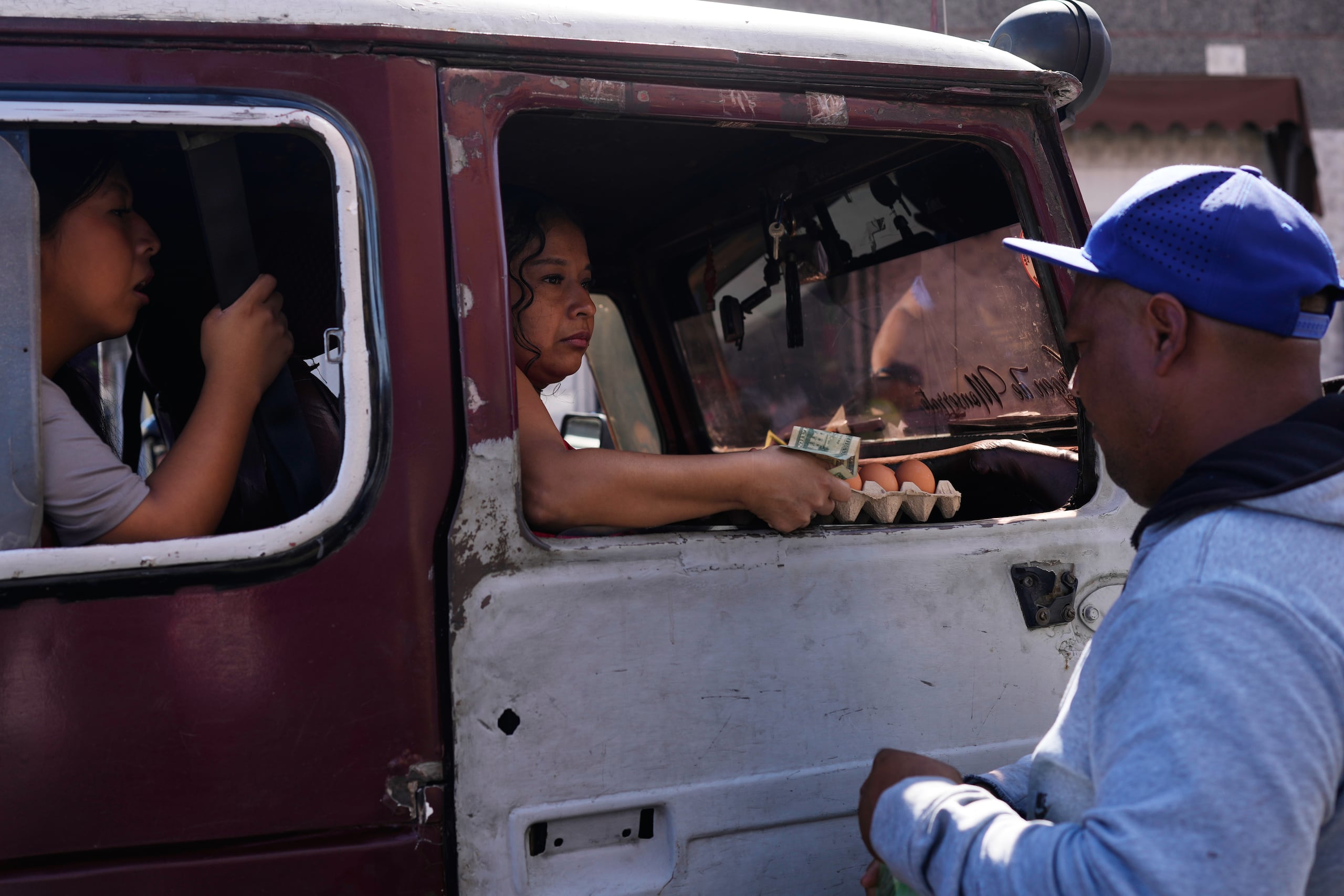 Una mujer compra huevos en un mercado de Carácas, Venezuela. (AP Photo/Ariana Cubillos)