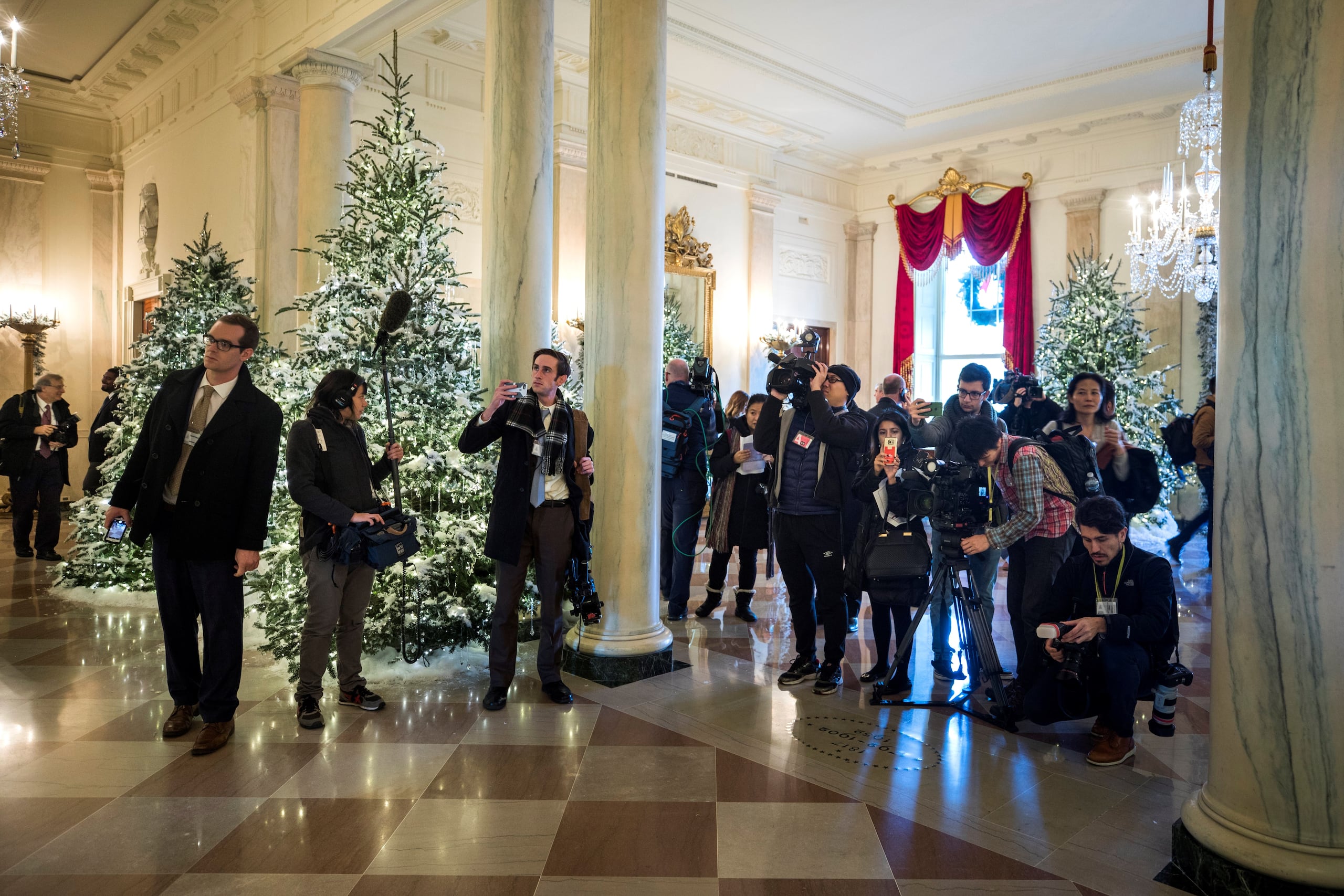 El texto subraya que los periodistas pueden seguir interactuando libremente con los asesores de prensa de la Casa Blanca en la llamada “sala de prensa inferior” de la Oficina Presidencial.