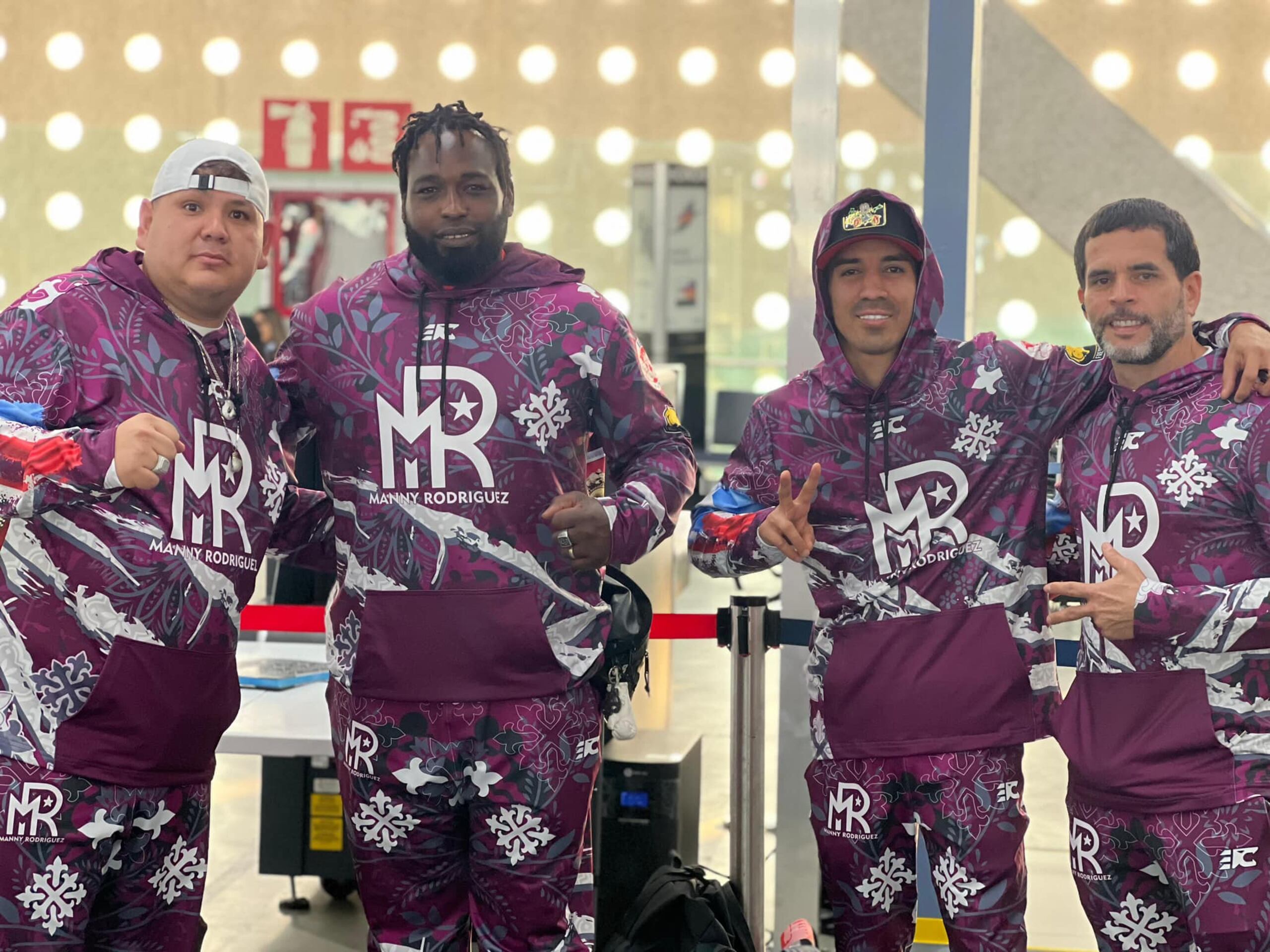 El campeón mundial Emmanuel "Manny" Rodríguez (segundo de derecha a izquierda) está en Japón acompañado de su equipo de trabajo.