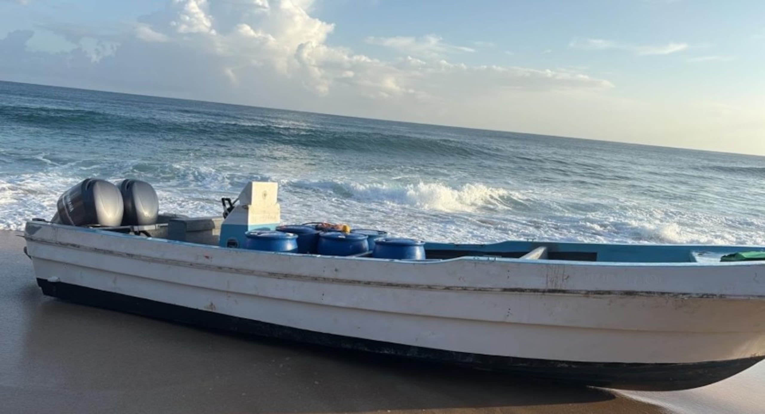 Los individuos lograron llegar a las costas de Arecibo donde abandonaron la embarcación y escaparon.