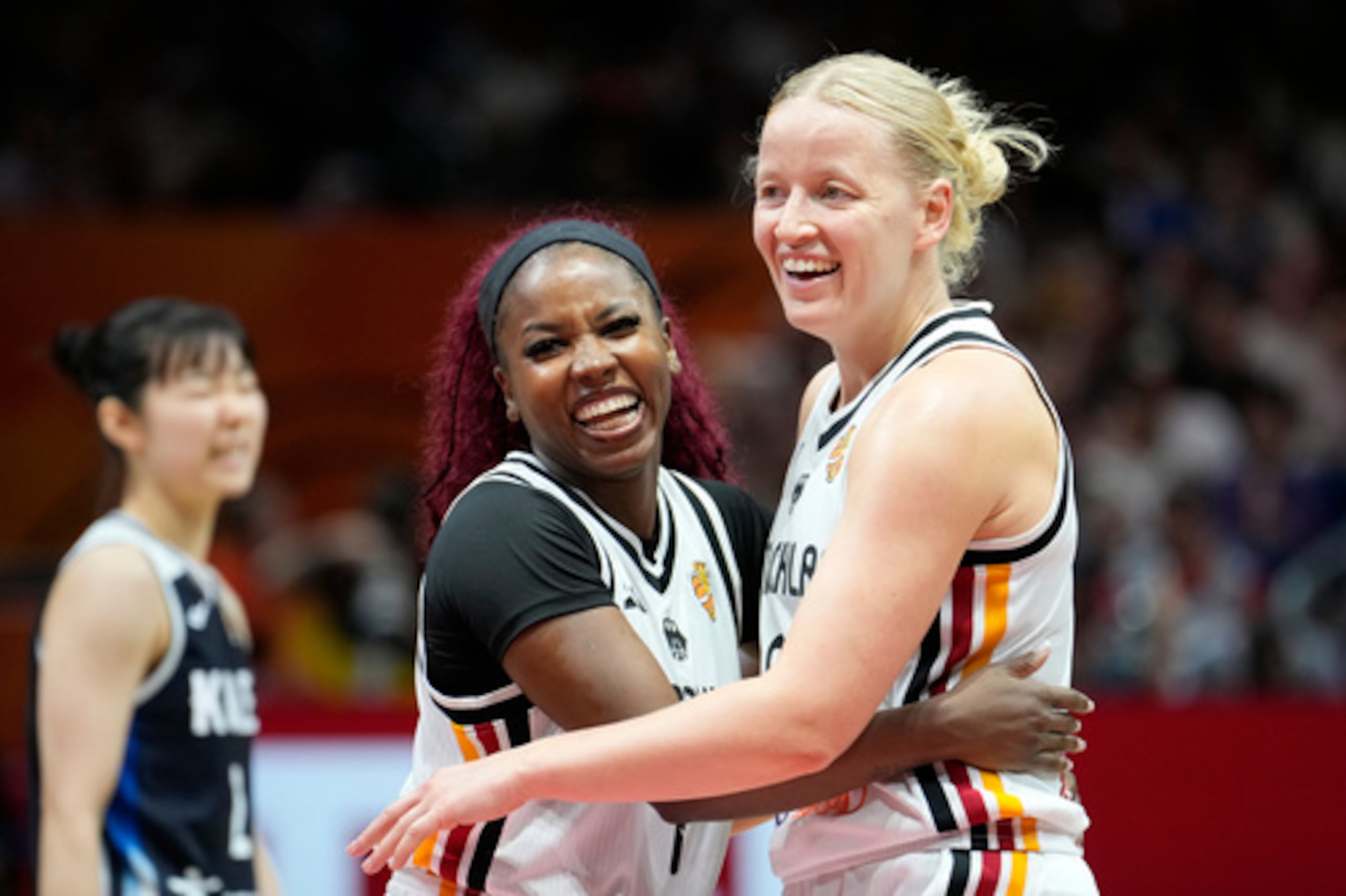 Las alemanas Alexis Peterson y Emma Eichmeyer durante el partido de repesca de clasificación para la Copa del Mundo de Baloncesto Femenino entre Alemania y Corea, celebrado en Berlín el martes 8 de septiembre de 2026. (Foto AP/Ebrahim Noroozi)