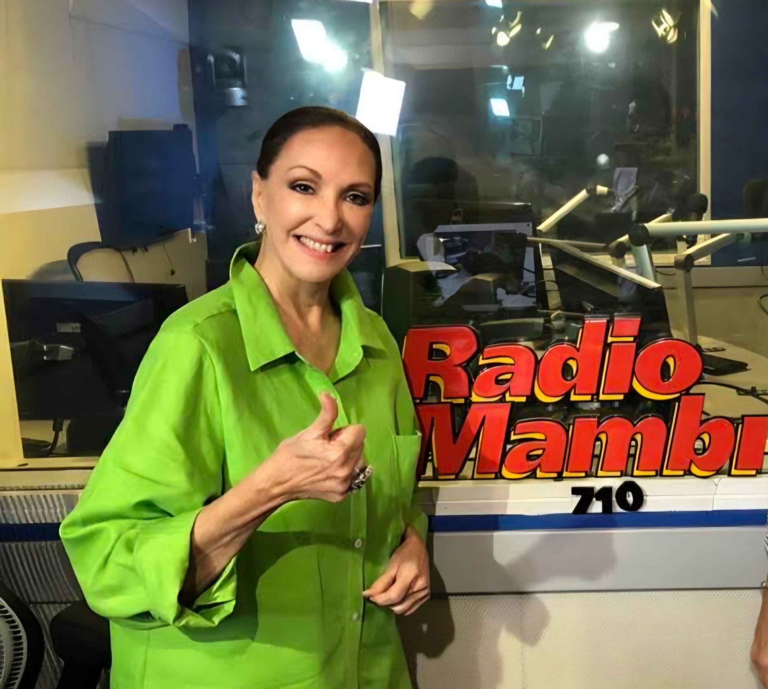 Su programa podía oírse en Cuba a través de la señal de Radio Rebelde, manteniendo un vínculo entre los cubanos de la isla y los de la diáspora, principalmente en Miami.