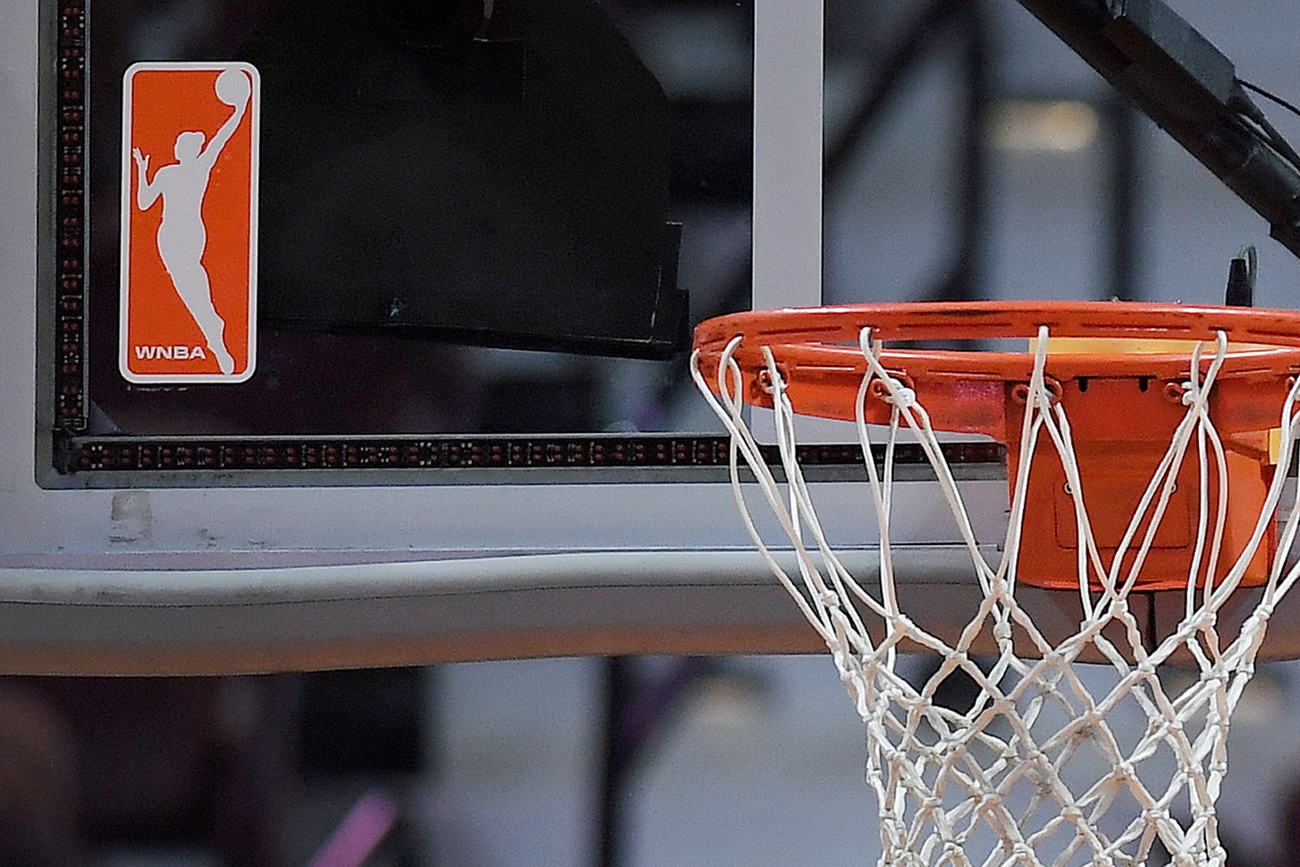 ARCHIVO - El logo de la WNBA en un aro previo a un partido de la liga en la Mohegan Sun Arena, el 14 de mayo de 2019, en Uncasville, Connecticut. (AP Foto/Jessica Hill)