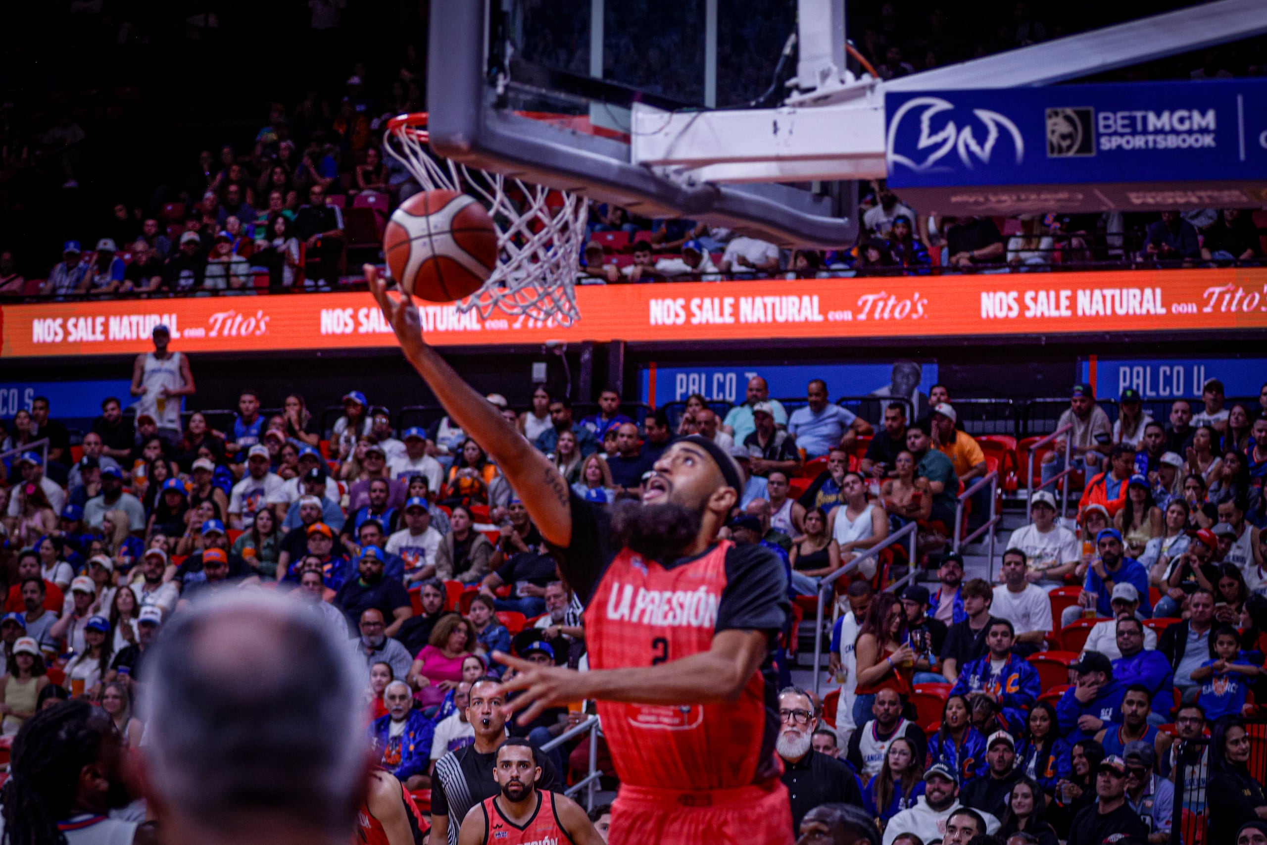 Onzie Branch ataca el canasto durante los cuartos de final del BSN entre los Criollos de Caguas y los Cangrejeros de Santurce.