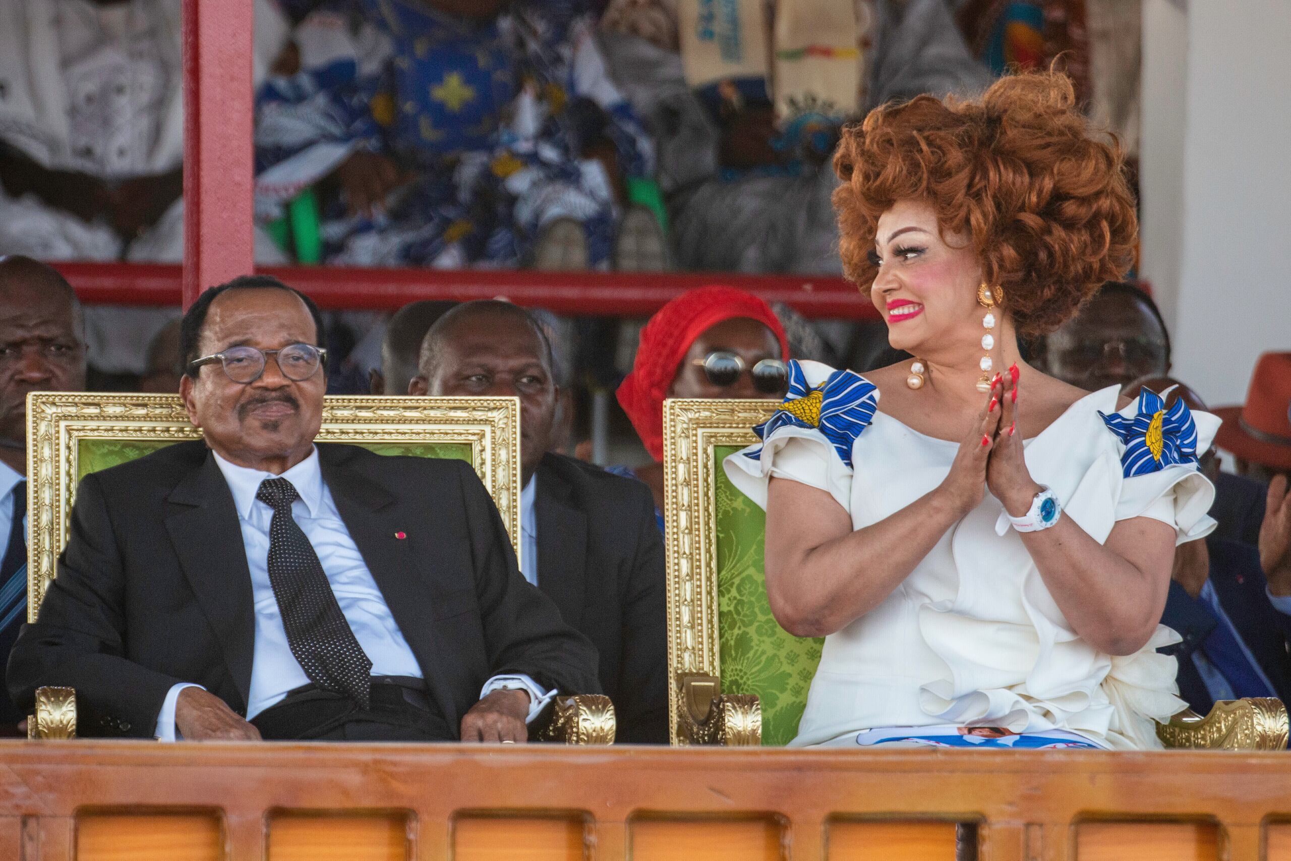 El presidente de Camerún, Paul Biya, y la primera dama, Chantal Biya, asisten a un mitin político en el estadio Lamido Yaya Dairou en Maroua, Camerún, el martes de octubre de 2025. (AP Foto/Welba Yamo Pascal)