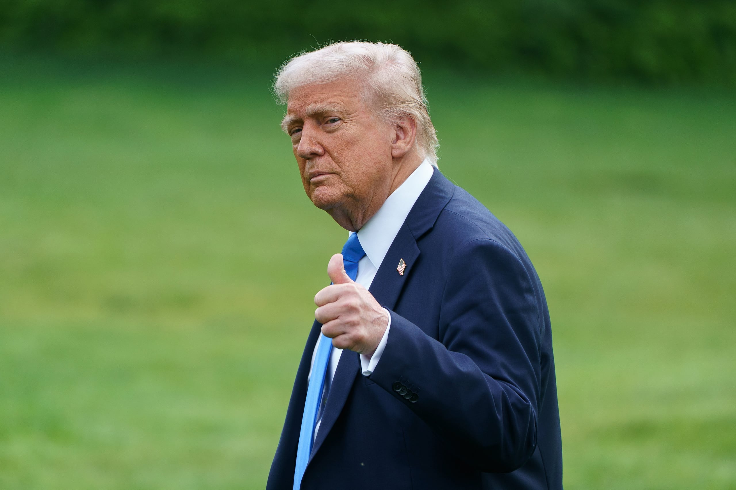 El presidente de Estados Unidos, Donald Trump, al saludar a la prensa, el pasado 1 de mayo, en los jardines de la Casa Blanca, en Washington DC (EE.UU.). (EFE/Will Olíver)