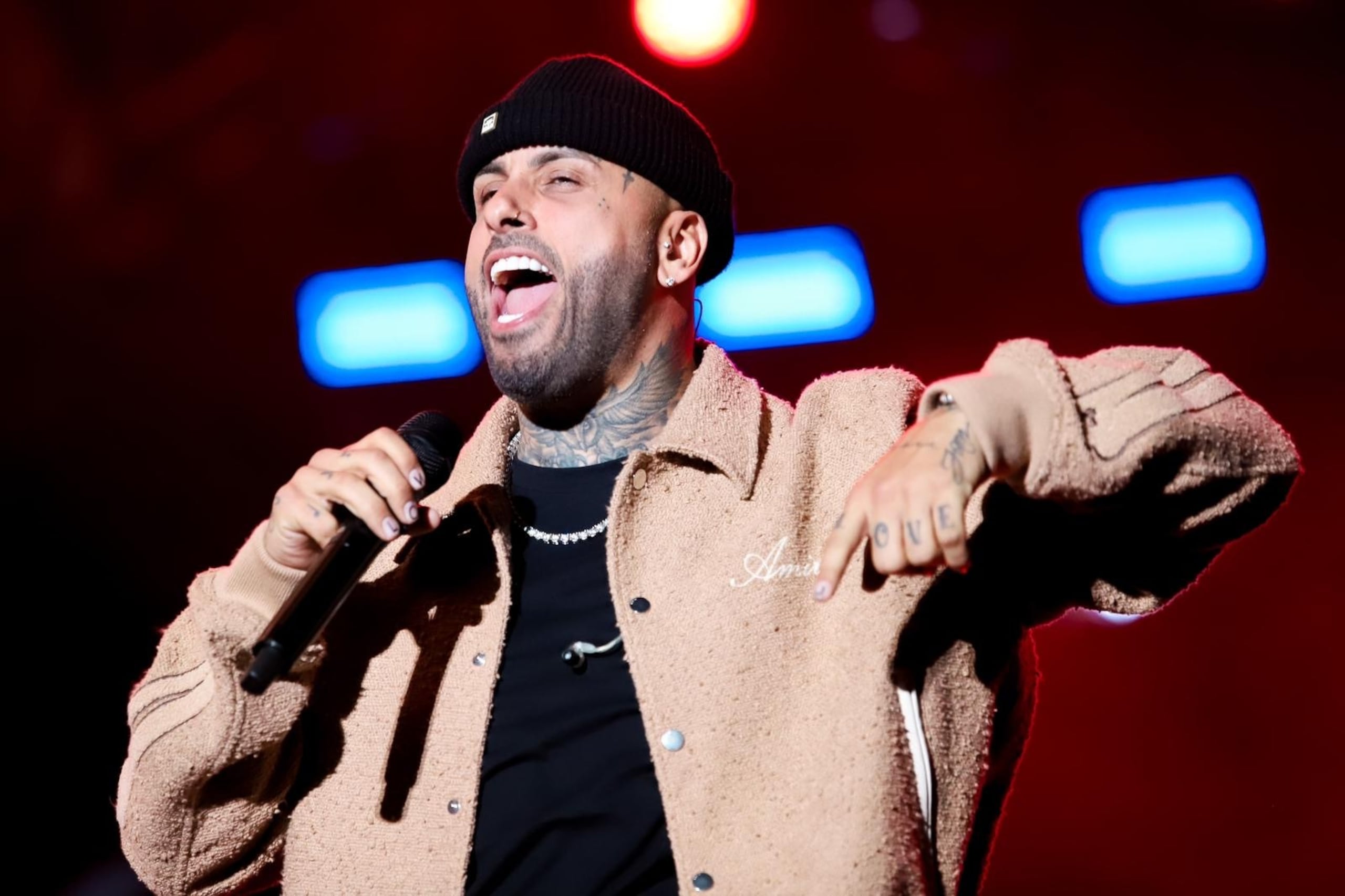 El cantante Nicky Jam puso a bailar al público durante el primer día del espectáculo Motherland.