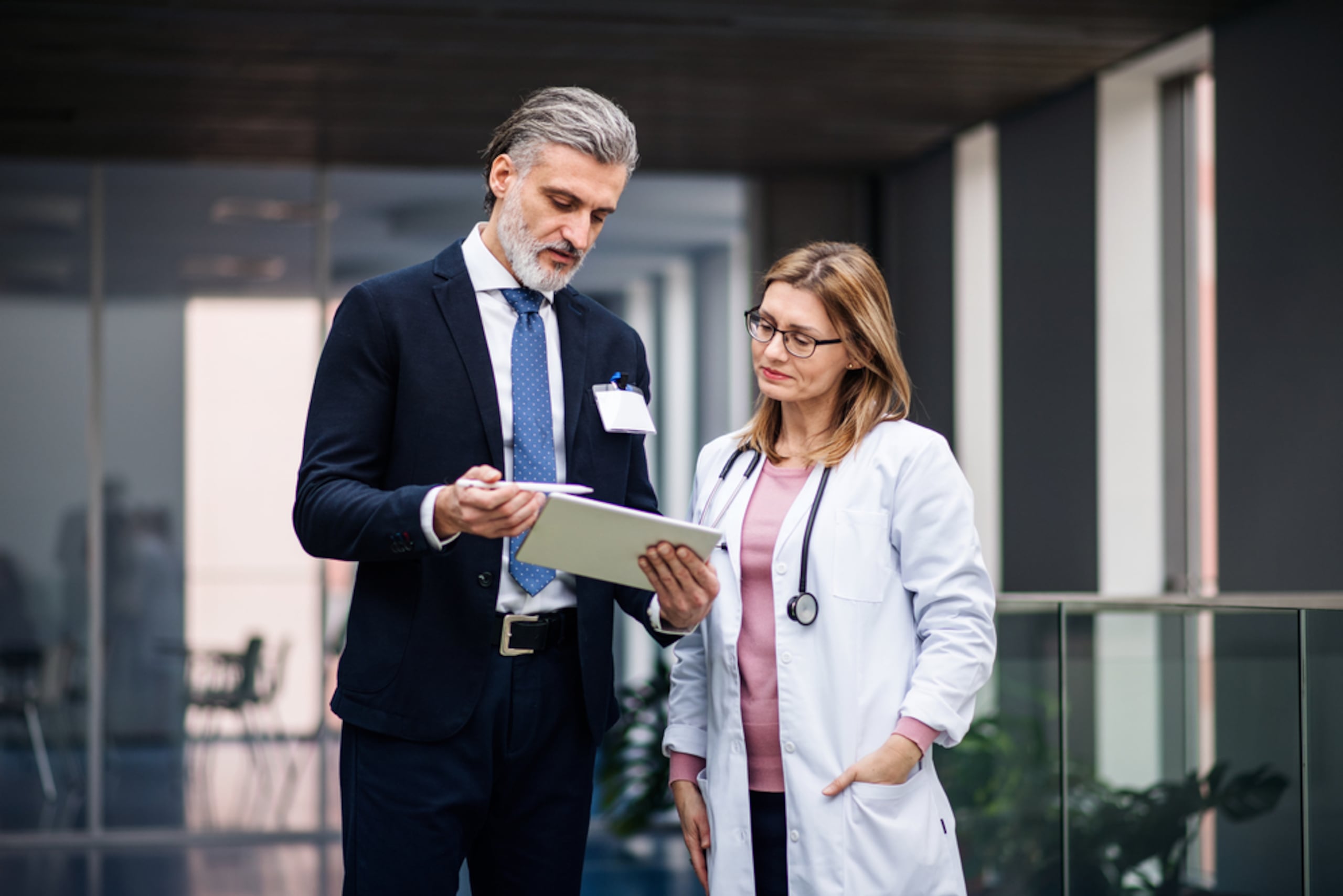 Los profesionales de mercadeo farmacéutico conocen el producto, desarrollan estrategias de promoción, educación y publicidad, y se relacionan con los profesionales de la salud.