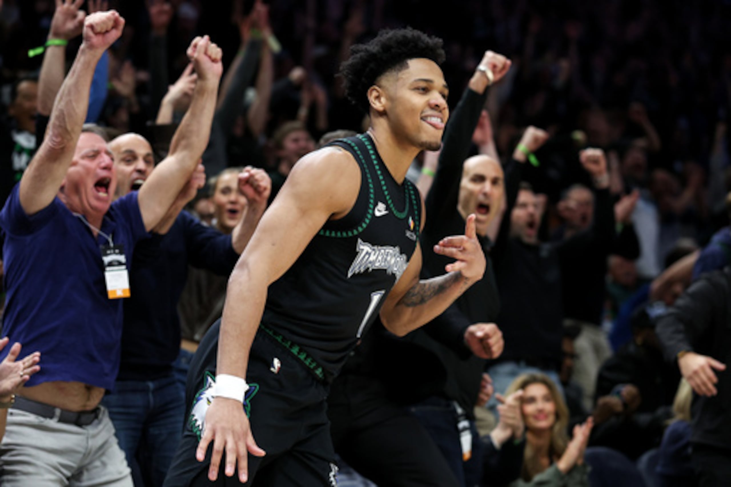 El escolta de los Minnesota Timberwolves Terrence Shannon Jr. (1) celebra su canasta de tres puntos contra los Denver Nuggets durante la segunda mitad del sexto partido de la primera ronda de los playoffs de baloncesto de la NBA, el jueves 30 de abril de 2026, en Minneapolis. (AP Photo/Matt Krohn)