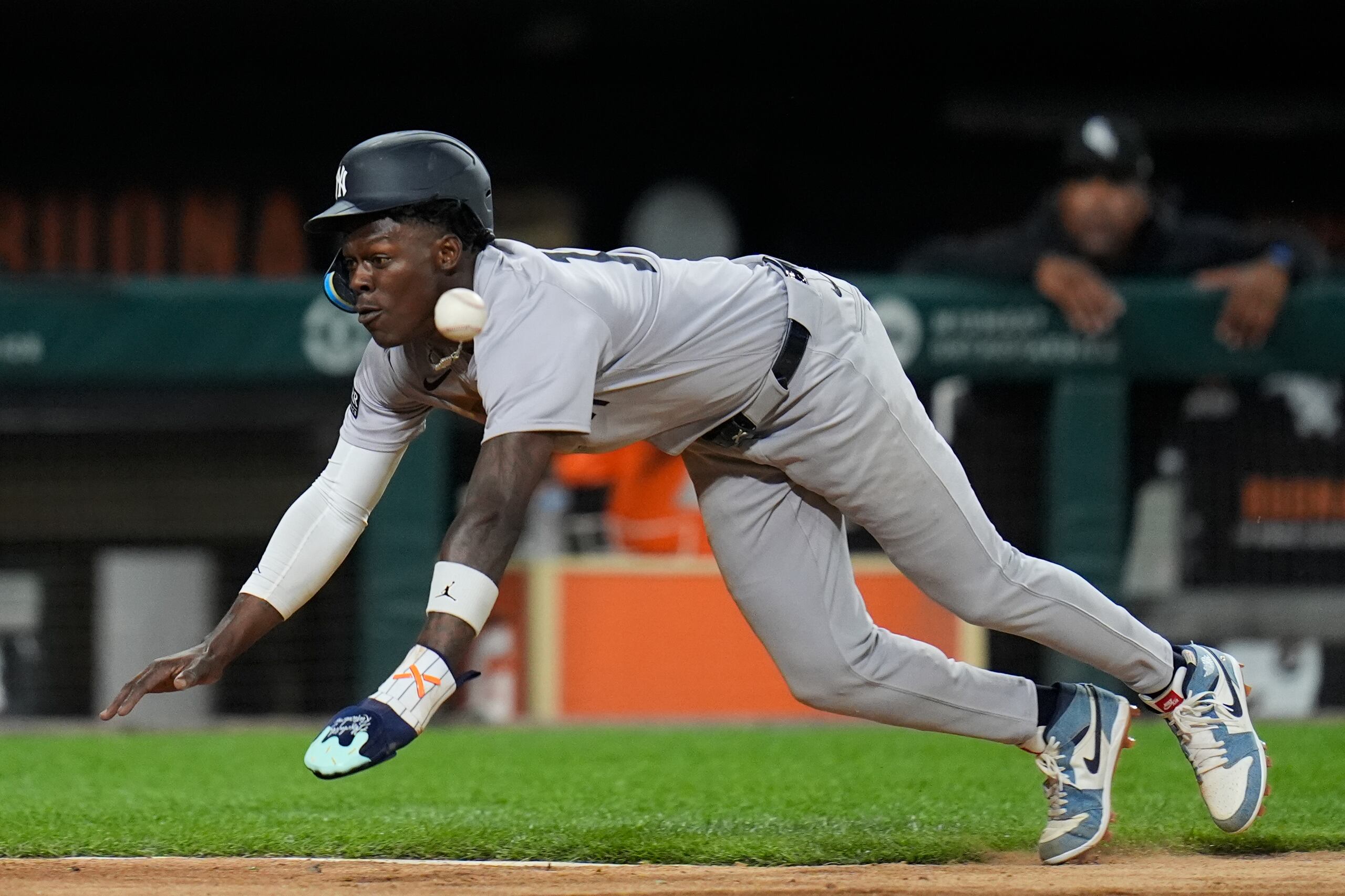 Jazz Chisholm Jr., de los Yankees de Nueva York, se barre a salvo en el plato para anotar una carrera en contra de los White Sox de Chicago.