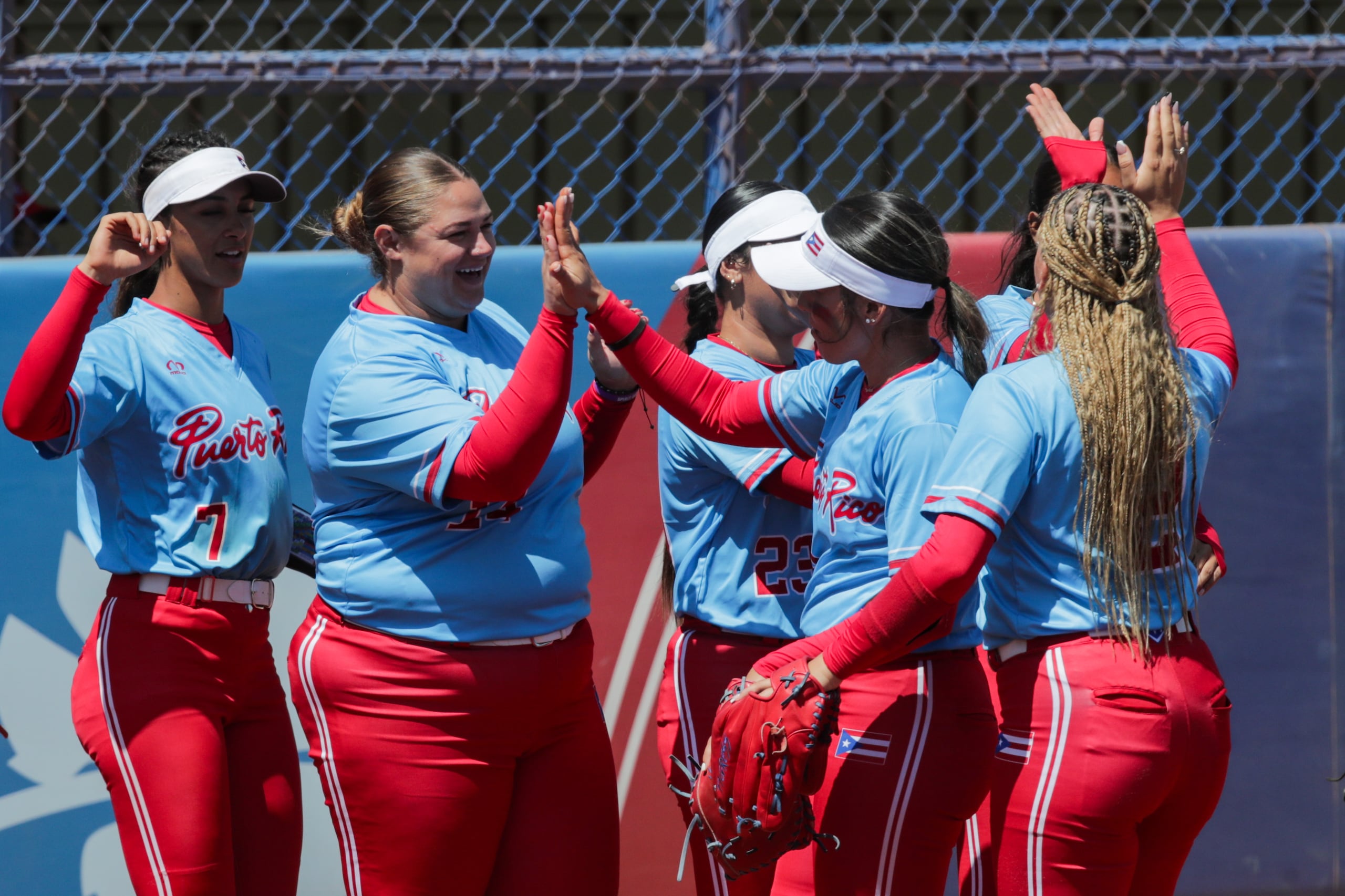 Un grupo de jugadoras de Puerto Rico celebran uno de sus triunfos en la primera ronda del torneo en Santiago.