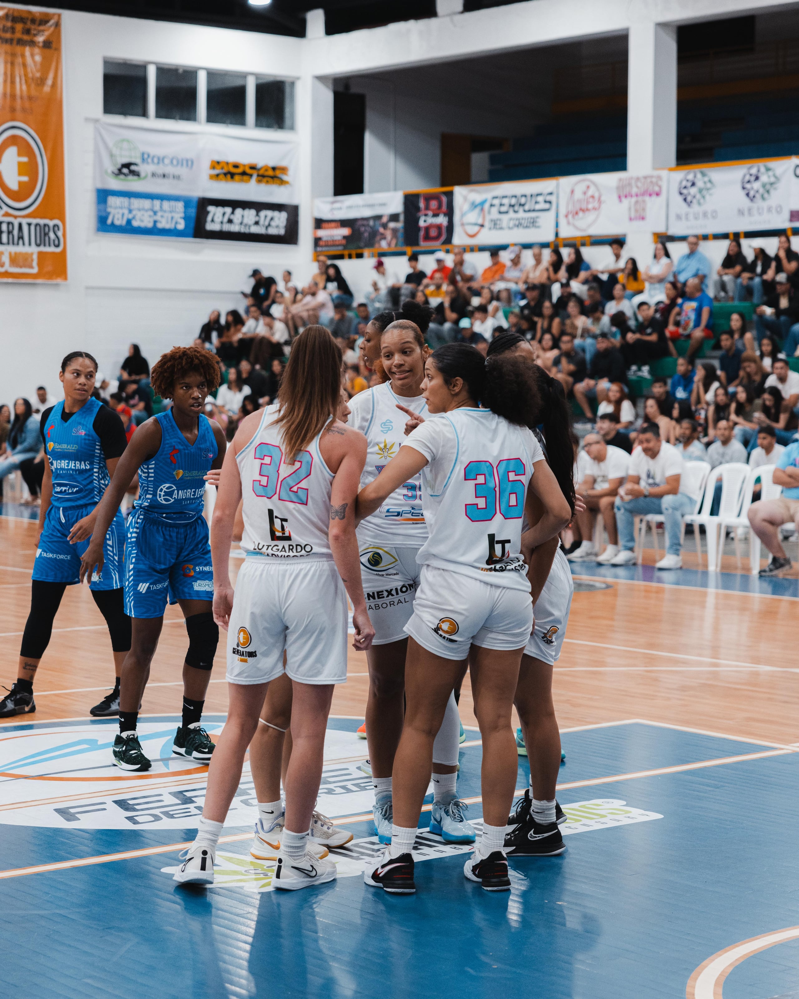 Un grupo de jugadoras de las Explosivas de Moca se reúnen para hablar de una situación del partido.