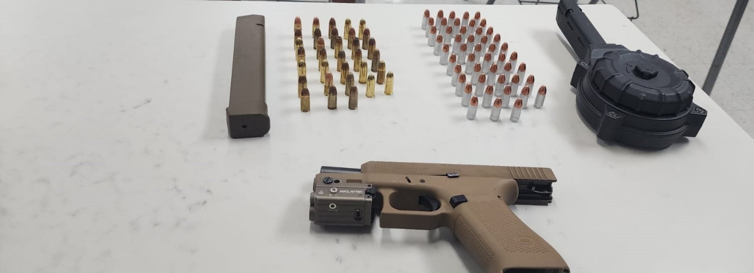 Armas y municiones en posesión del conductor.