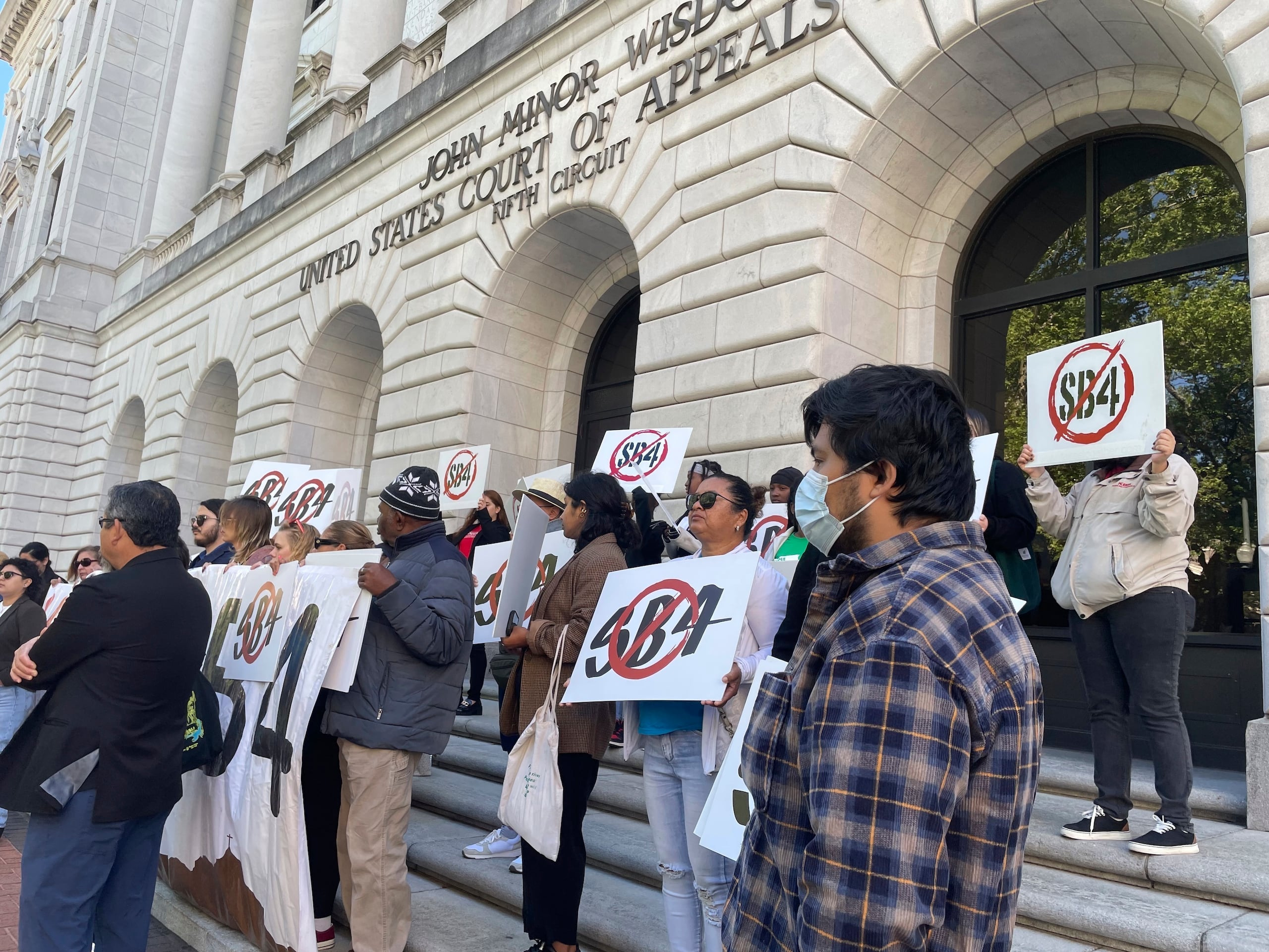 Manifestantes se reúnen frente a los edificios del tribunal federal en Nueva Orleans el miércoles 3 de abril de 2024, para protestar contra una ley de Texas conocida como SB4. (AP Foto by Kevin McGill)