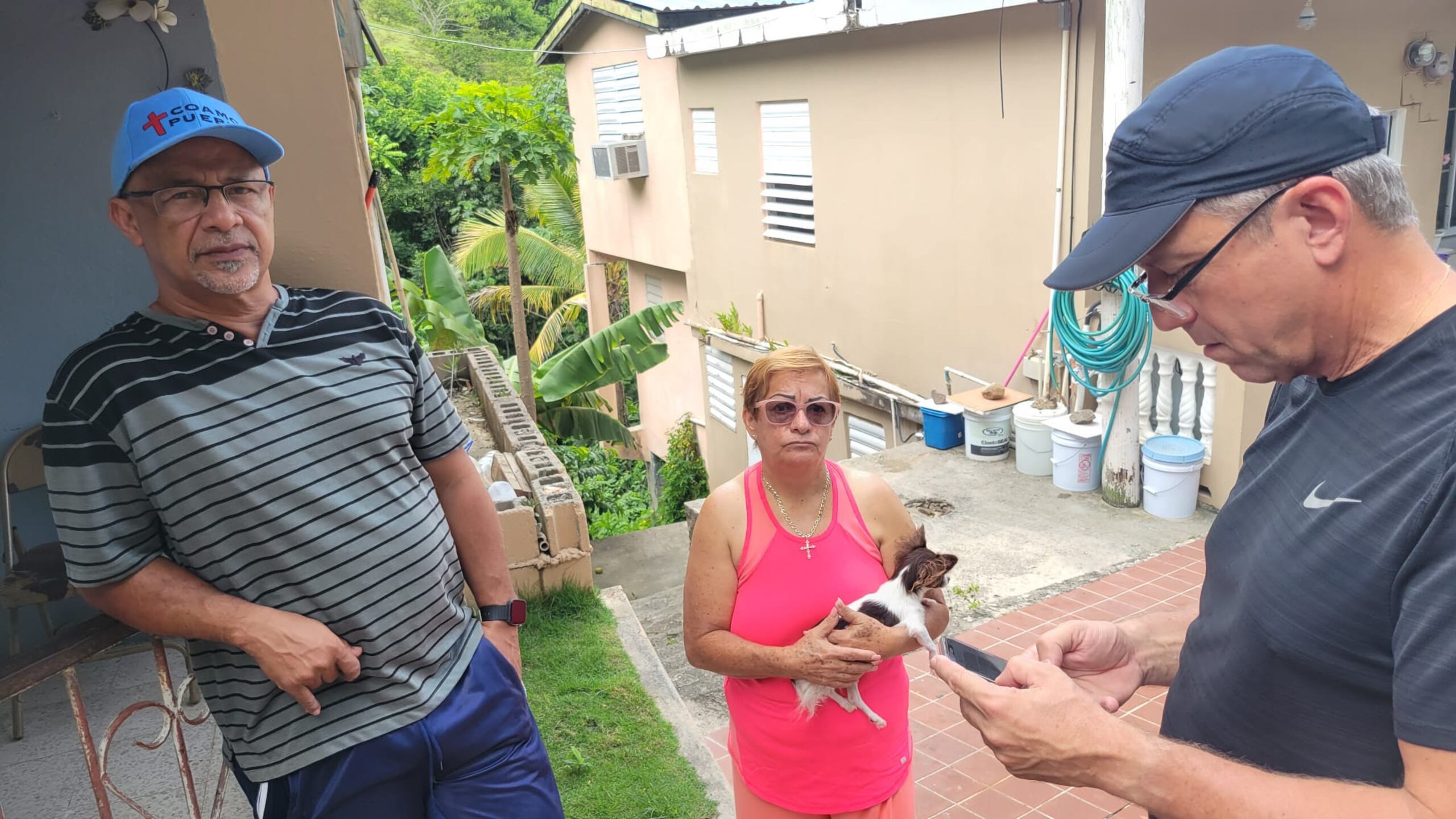 Noel Rivera y Josefina López, residentes del sector La Cuesta en el barrio San Diego, junto al alcalde de Coamo, Juan Carlos García Padilla, aseguran estar preocupados por el futuro de la comunidad en donde viven personas encamadas y niños.