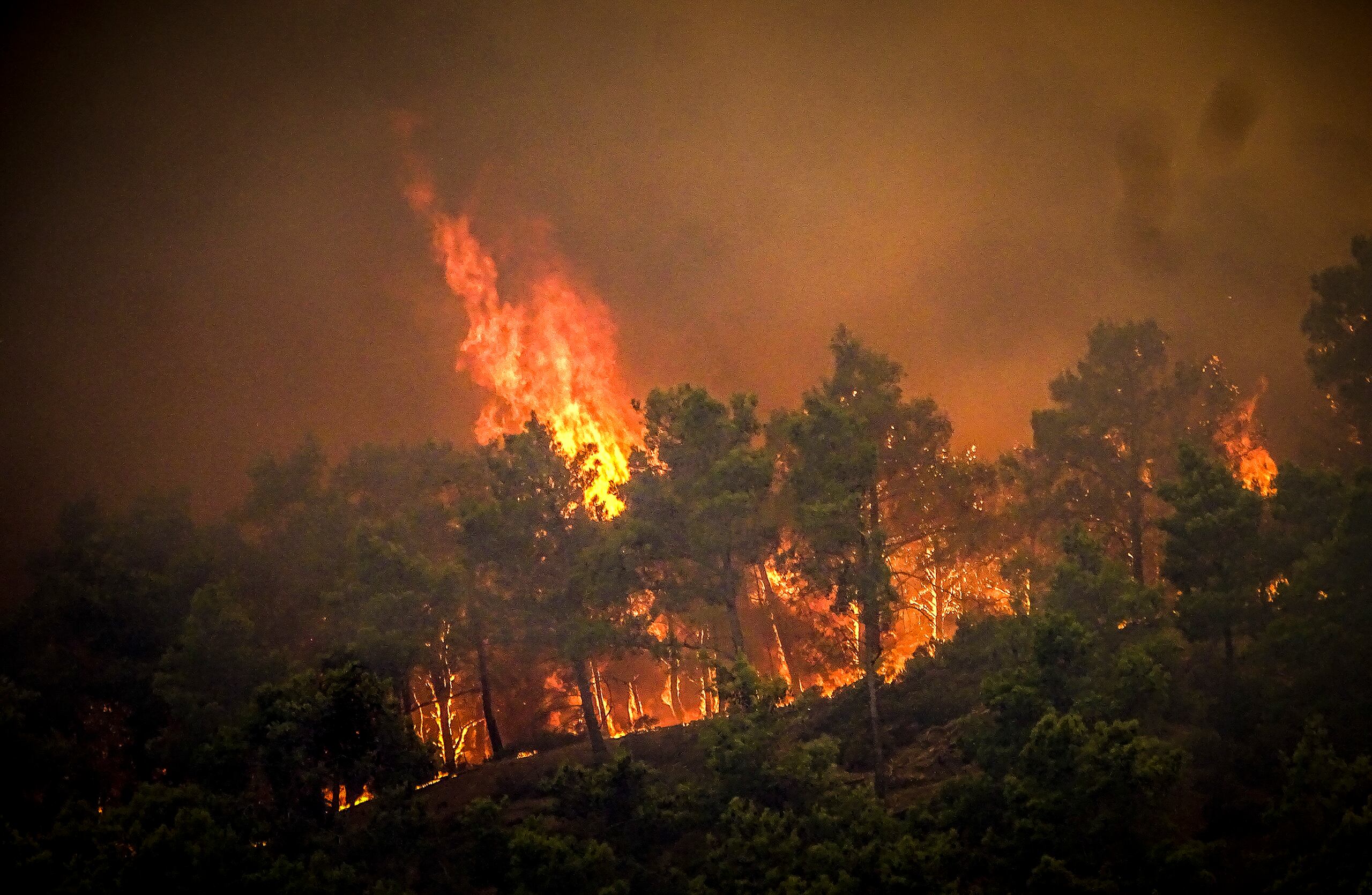 La tercera ola de calor consecutiva que azota Grecia hizo que los termómetros volviesen a superar a los 40 grados Celsius (104 F) en parte del país, tras nuevas evacuaciones nocturnas debido a los incendios que arden sin control desde hace días.
