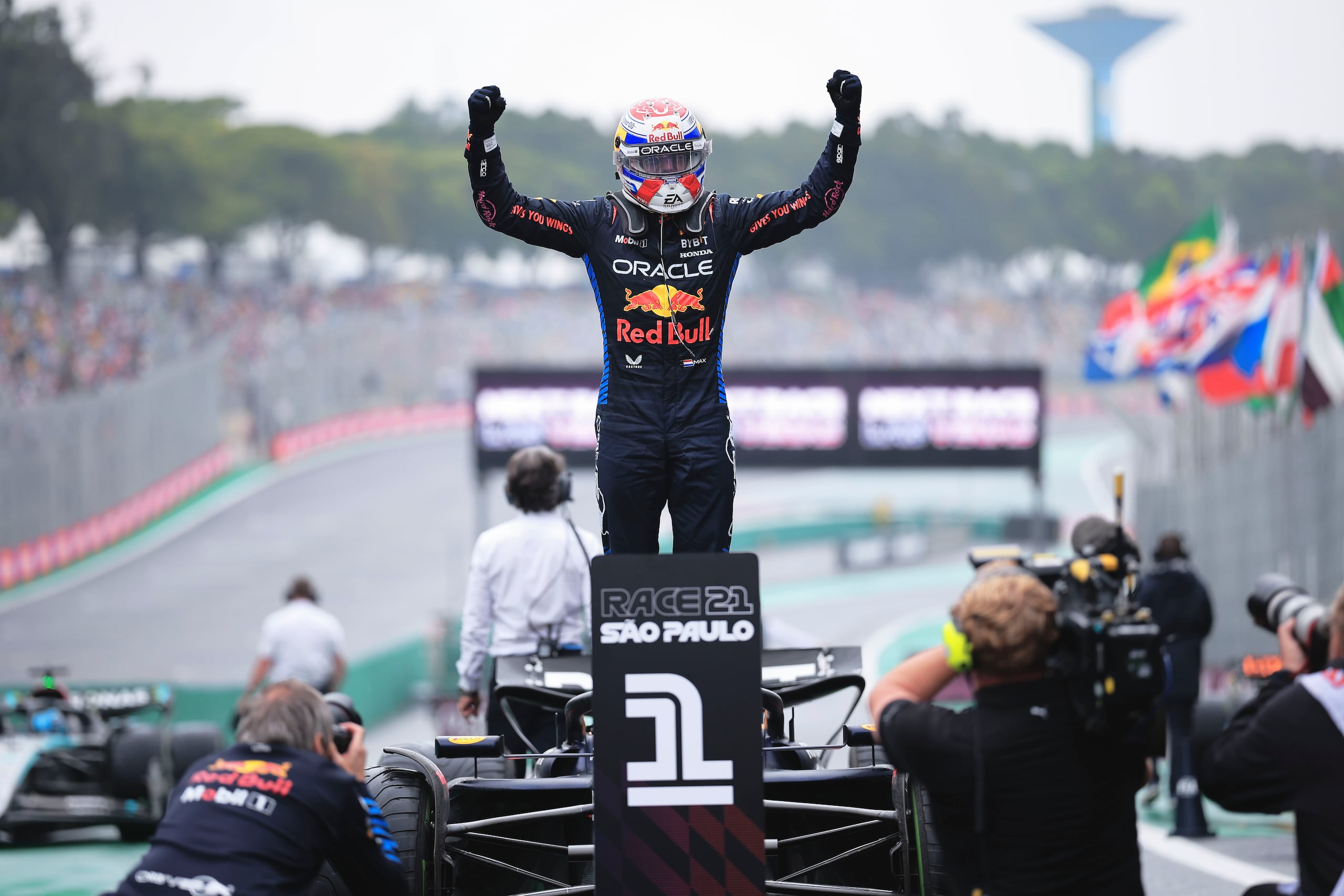 Max Verstappen (Red Bull) celebra su victoria en el Gran Premio de Brasil, el domingo 3 de noviembre de 2024, en el circuito de Interlagos. (AP Foto/Ettore Chiereguini)