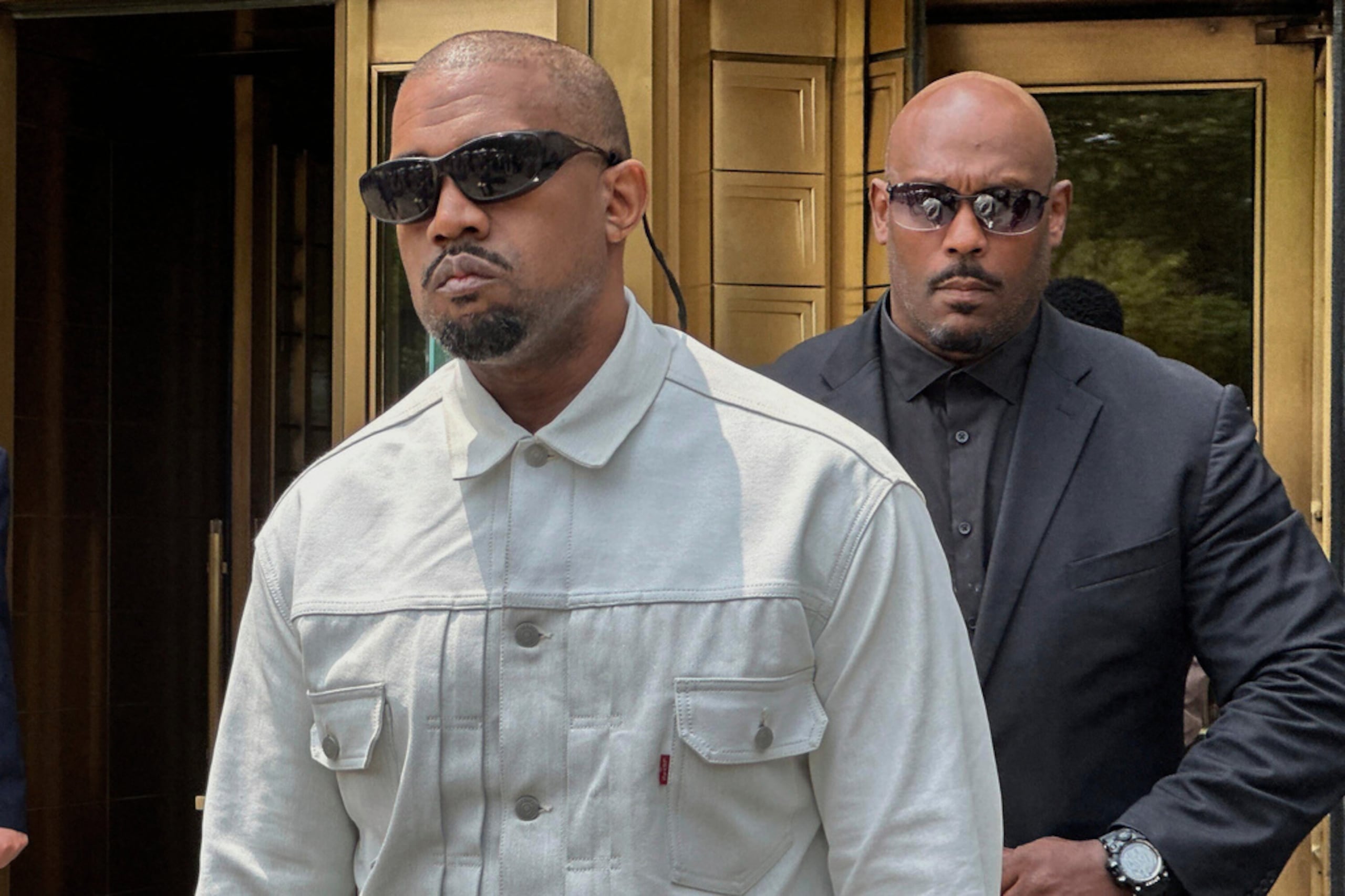 El rapero Kanye West sale del tribunal federal durante el juicio de Sean "Diddy" Combs en Nueva York este viernes.