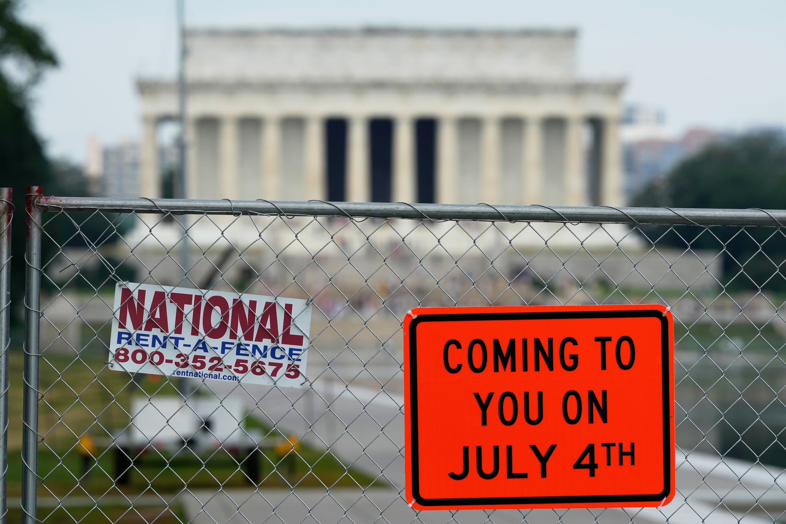 Se observan letreros colocados en una cerca de malla metálica alrededor del estanque reflectante del Monumento a Lincoln, el viernes 26 de junio de 2026, en Washington. (Foto AP/Carolyn Kaster)