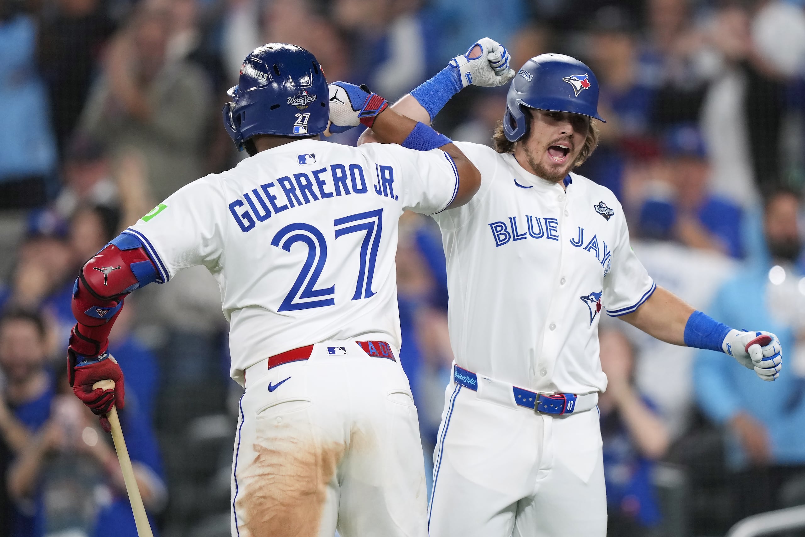 Addison Barger y el dominicano Vladimir Guerrero, de los Blue Jays, festejan luego que el primero bateó un grand slam ante los Dodgers en el primer juego de la Serie Mundial, el viernes 24 de octubre de 2025.