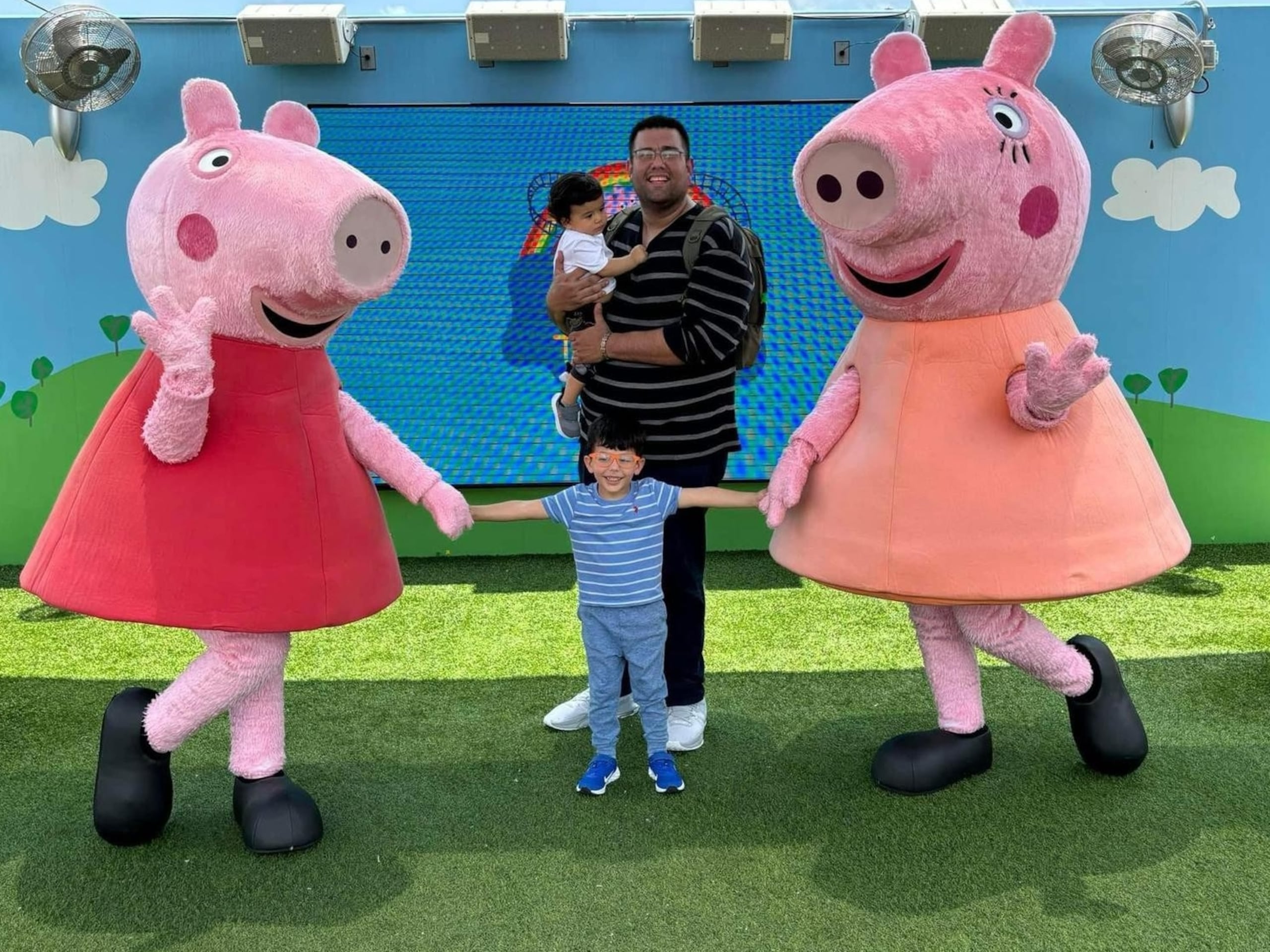 Roberto Antonio Padua Irizarry, con sus hijos, el primogénito Adrián Erasmo y, en brazos, el pequeño André Alejandro.
