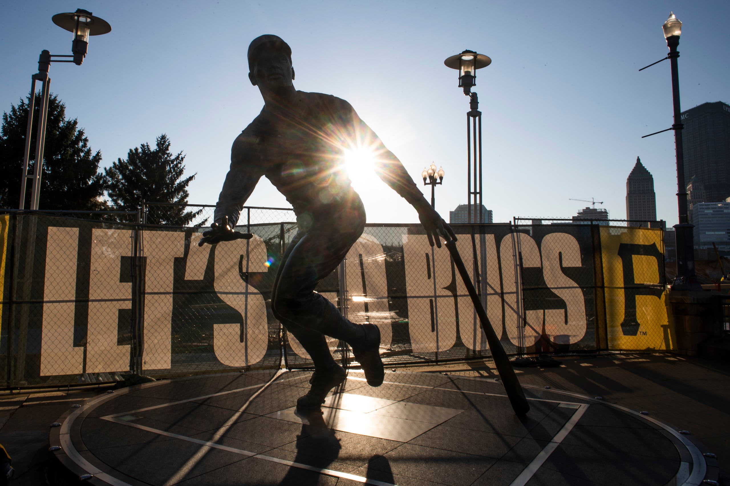 Una estatua de Roberto Clemente adorna el PNC Park en Pittsburgh.
