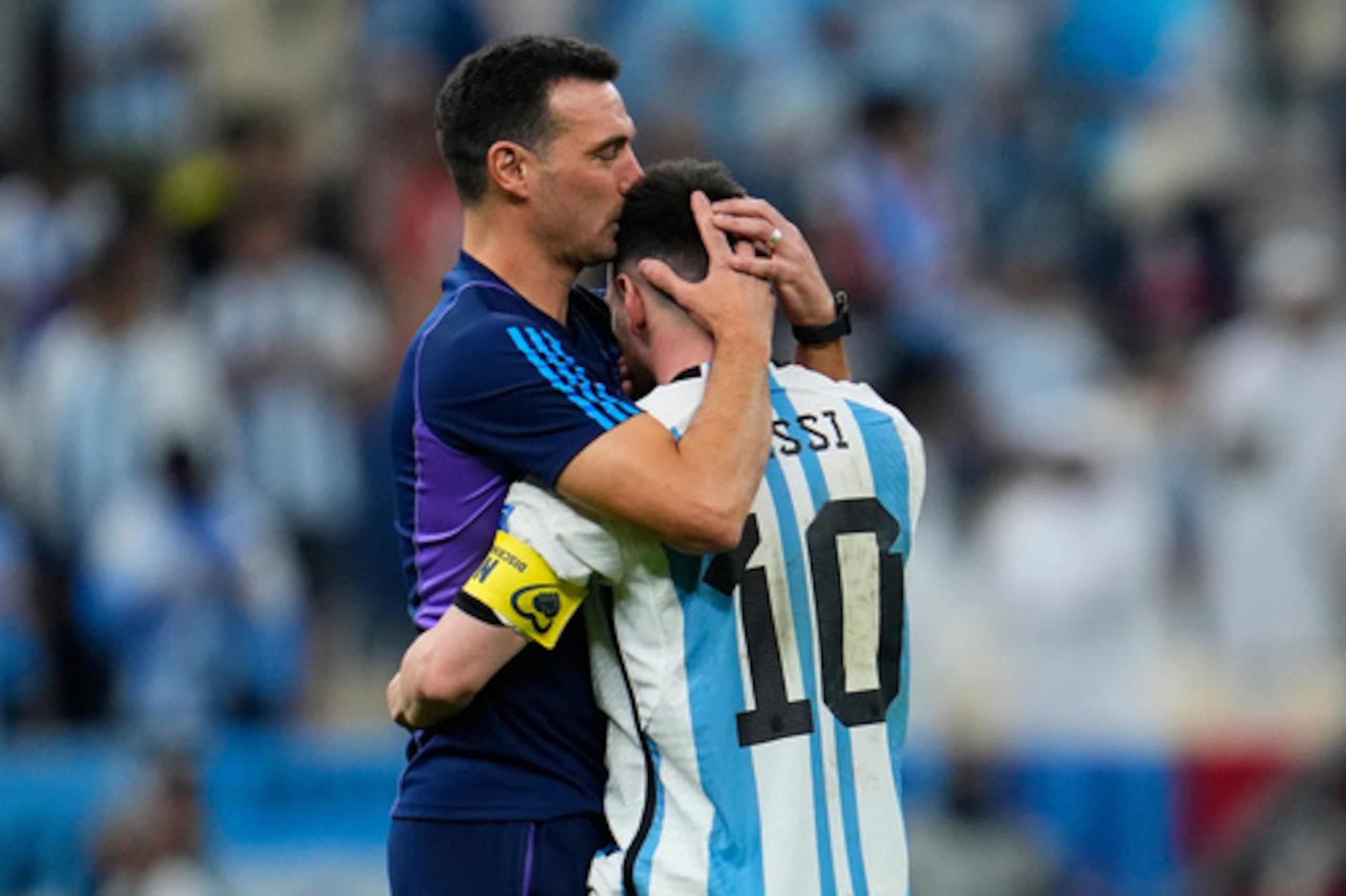 ARCHIVO - El seleccionador argentino Lionel Scaloni besa al argentino Lionel Messi, a la derecha, al final del partido de cuartos de final del Mundial de fútbol entre Holanda y Argentina, en el estadio Lusail de Lusail, Qatar, el 10 de diciembre de 2022. (AP Photo/Natacha Pisarenko, Archivo)