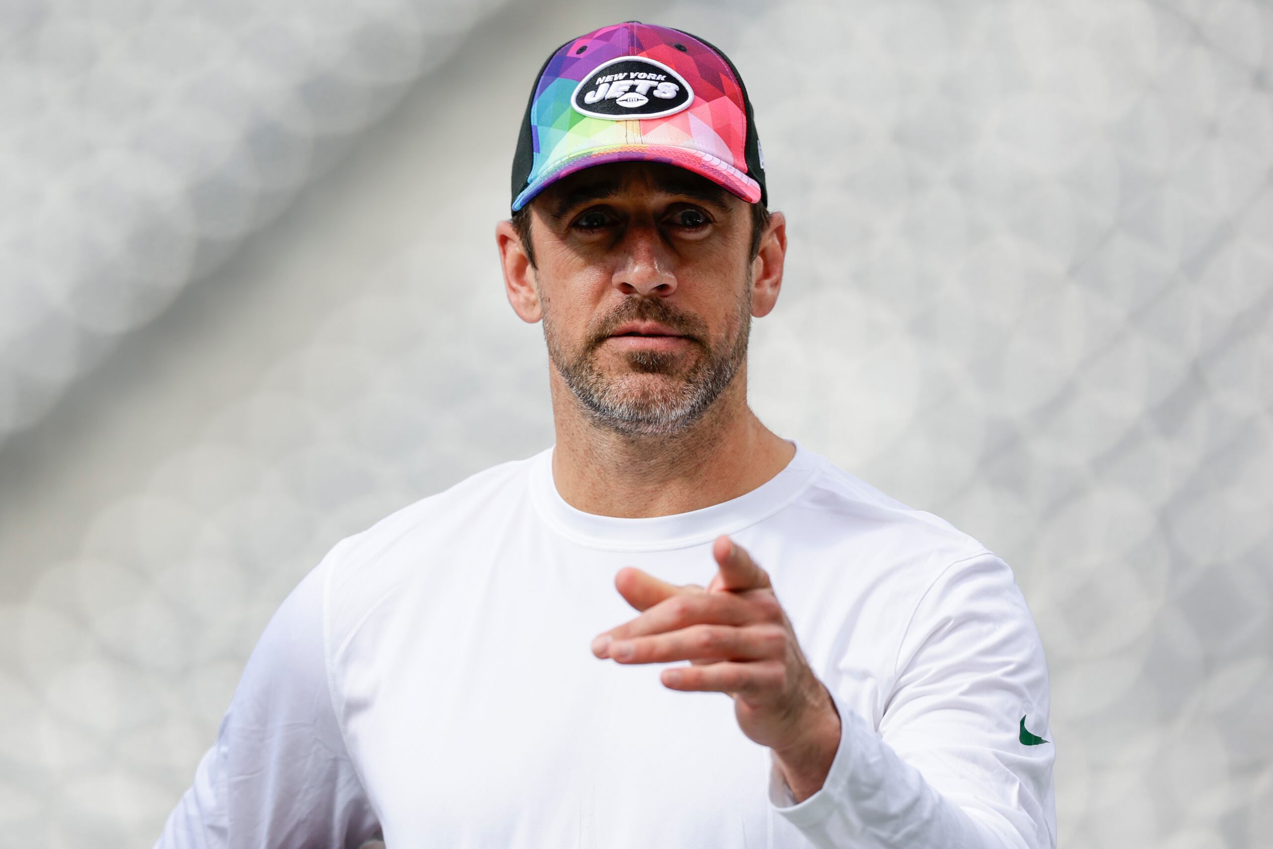 El quarterback de los Jets de Nueva York Aaron Rodgers camina en el campo antes del encuentro de los Jets ante los Eagles de Filadelfia el domingo 15 de octubre del 2023.