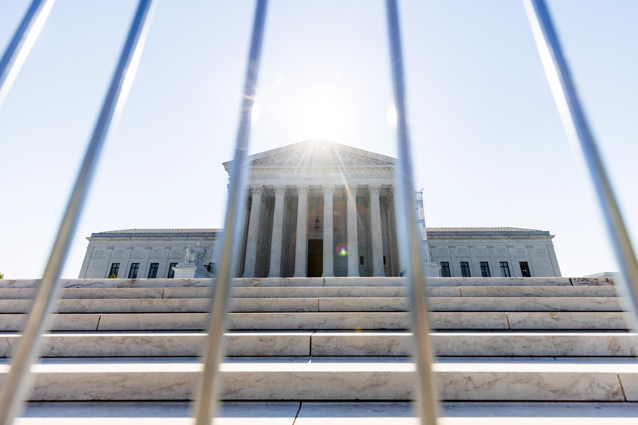 La orden de la Corte Suprema no es un fallo final, pero significa que las protecciones no estarán vigentes mientras el caso avanza.