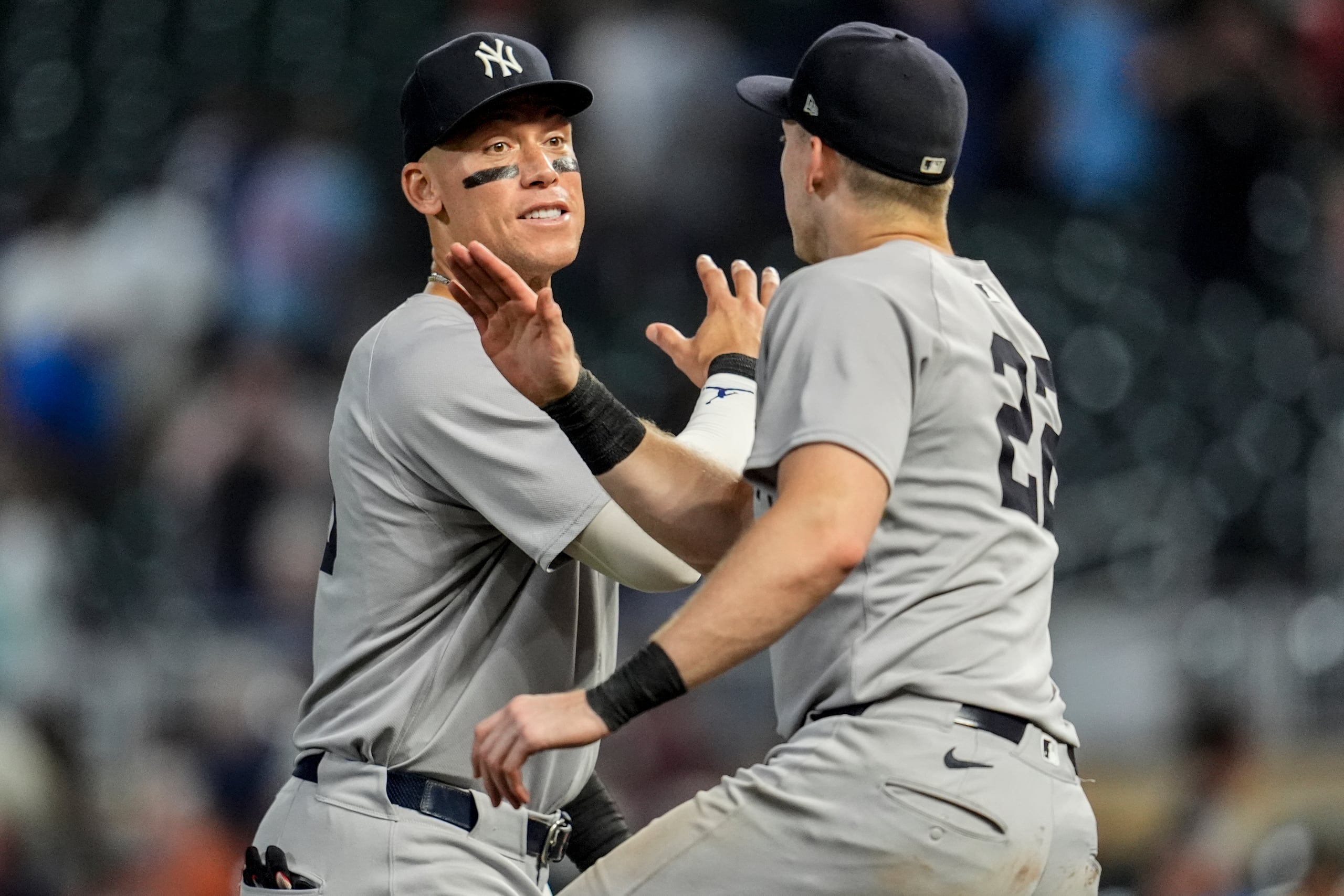 Aaron Judge y Ben Rice festejan el triunfo de los Yankees de Nueva York sobre los Twins de Minnesota.