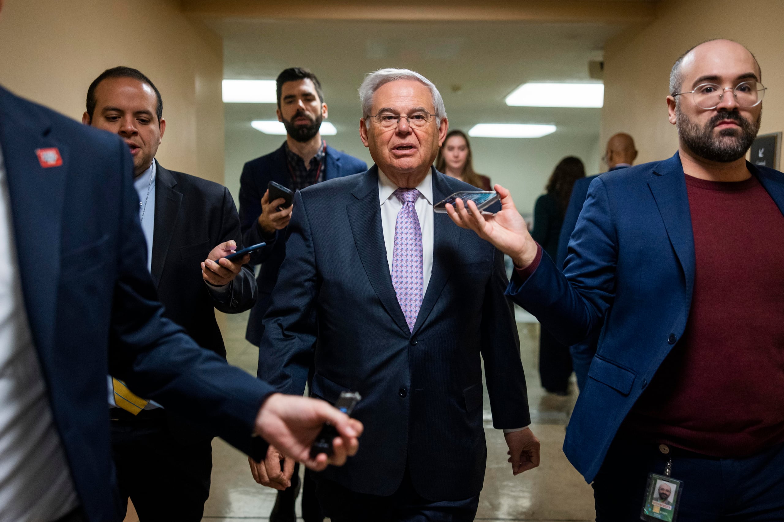 Al centro, el senador Bob Menéndez