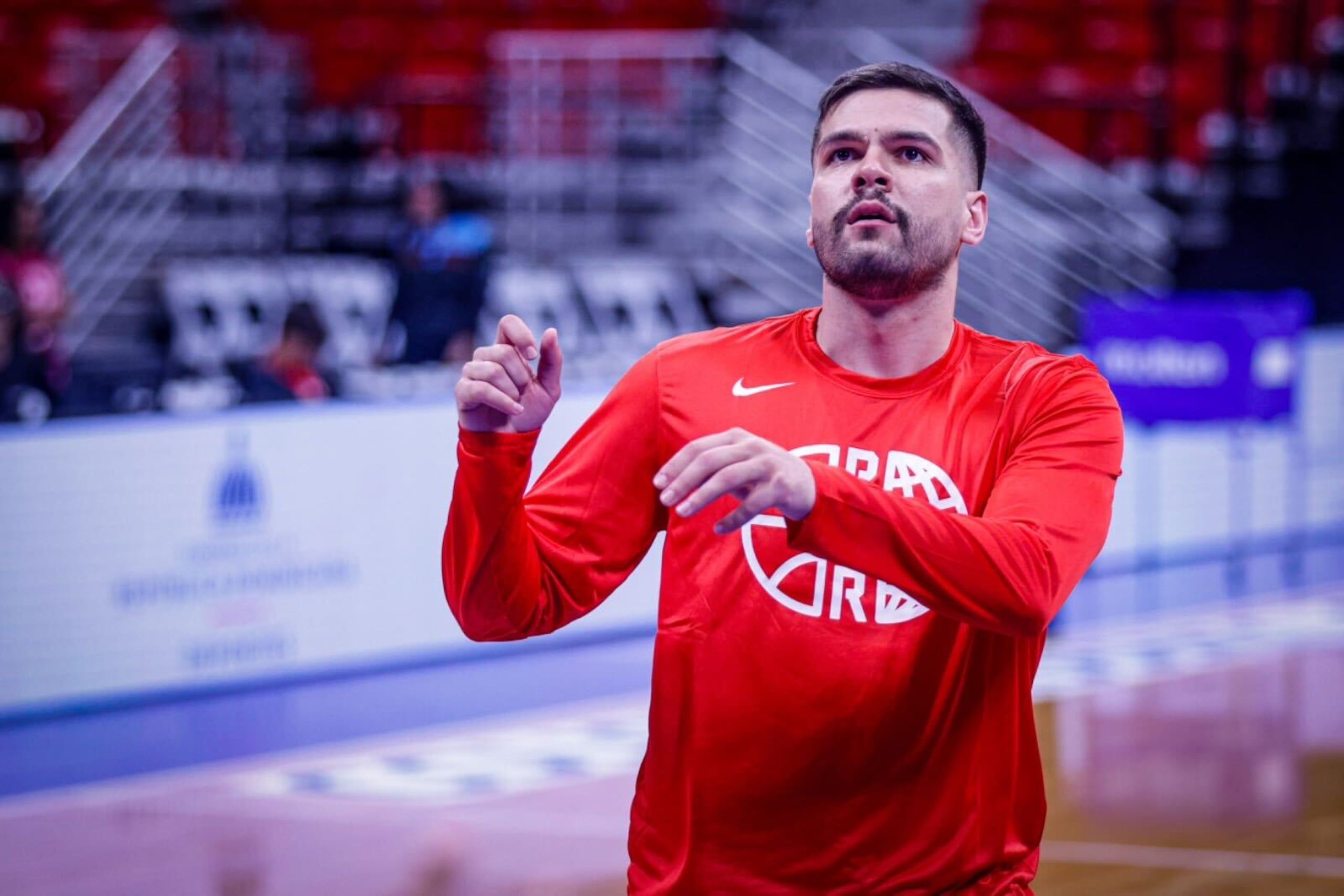 Iván Gandía calentando antes del juego amistoso entre Puerto Rico y República Dominicana en el Coliseo Roberto Clemente.