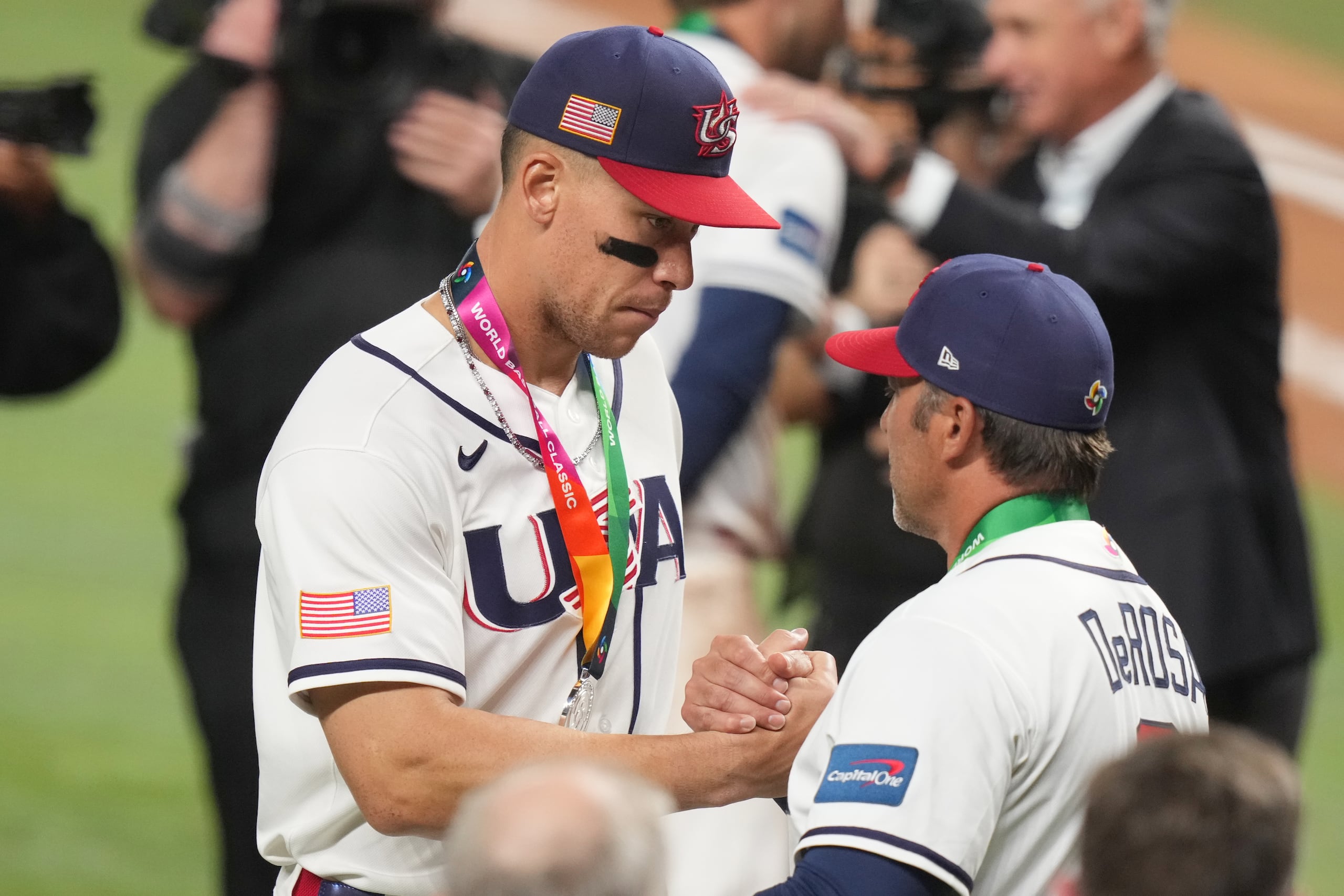Aaron Judge estrecha manos con el dirigente de Estados Unidos, Mark DeRosa tras la premiación final ayer.