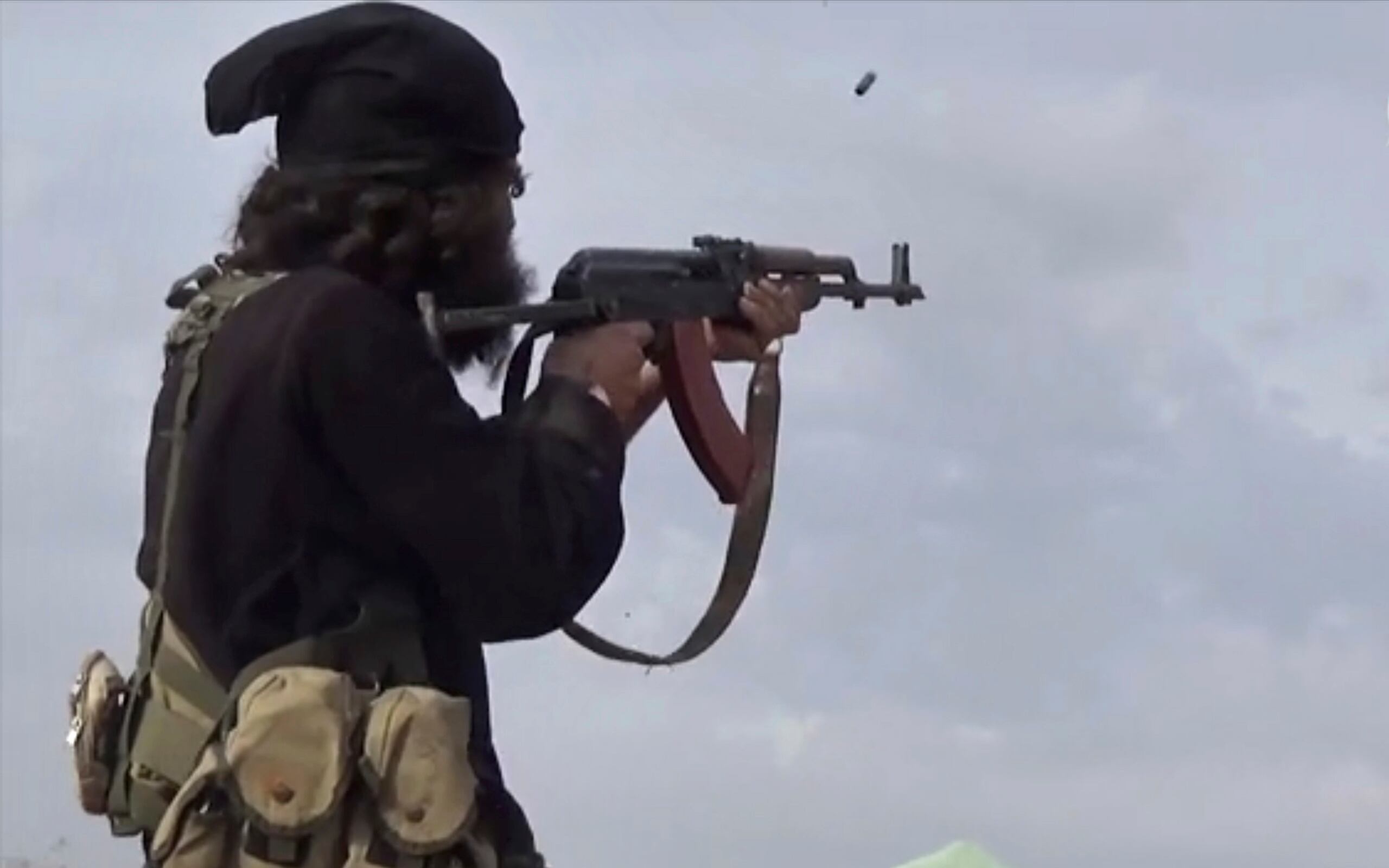 Un combatiente de ISIS dispara su arma durante choques con las Fuerzas Democráticas Sirias.