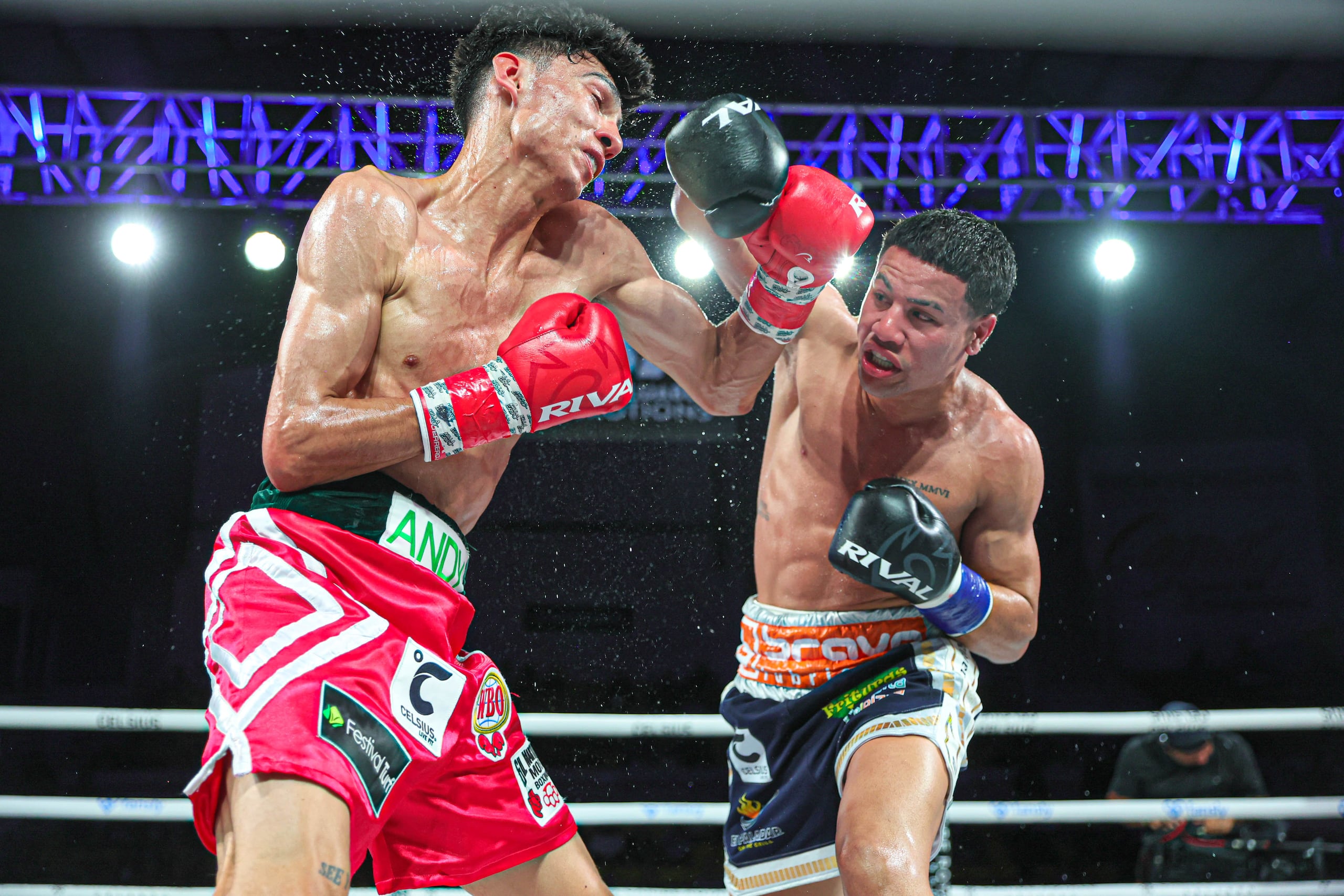 Jan Paul Rivera conecta una zurda al rostro de Andy Beltrán.
