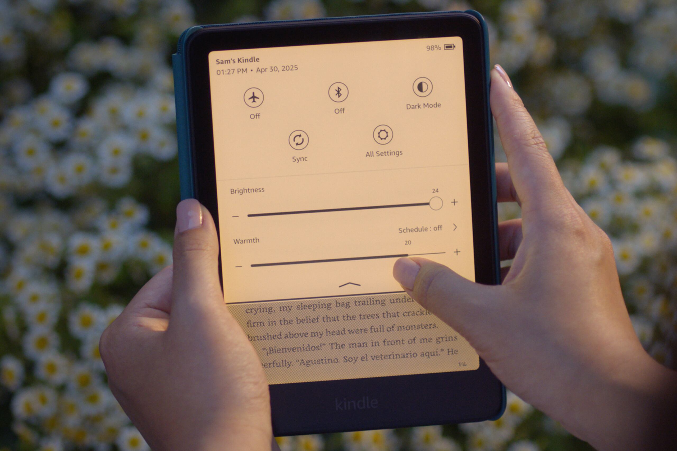 Fotografía cedida por Amazon de una mujer utilizando la nueva Kindle Scribe.