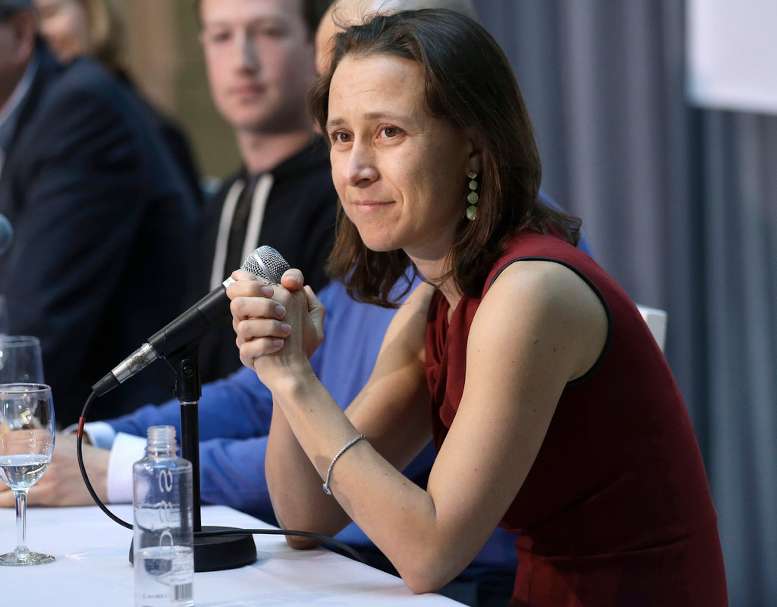 La CEO de 23andMe, Anne Wojcicki, habla en un anuncio del Premio Breakthrough en Ciencias de la Vida en el Genentech Hall, en el campus Mission Bay de UCSF en San Francisco, el 20 de febrero de 2013.