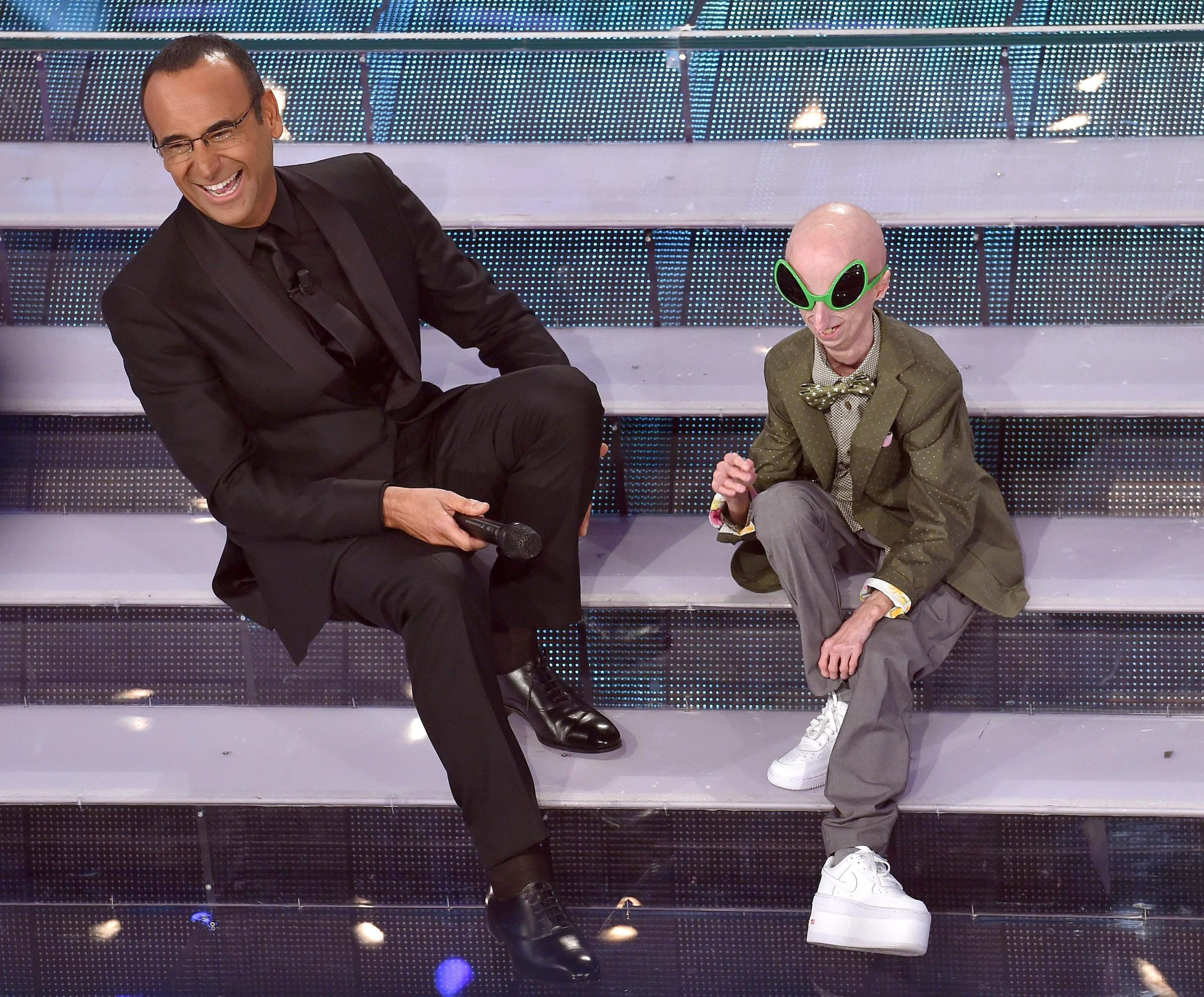 Imagen de Archivo del presentador de espectáculos italiano Carlo Conti (I) con el entonces estudiante italiano Sammy Basso, a la derecha, quien padecía el síndrome de progeria de Hutchinson-Gilford