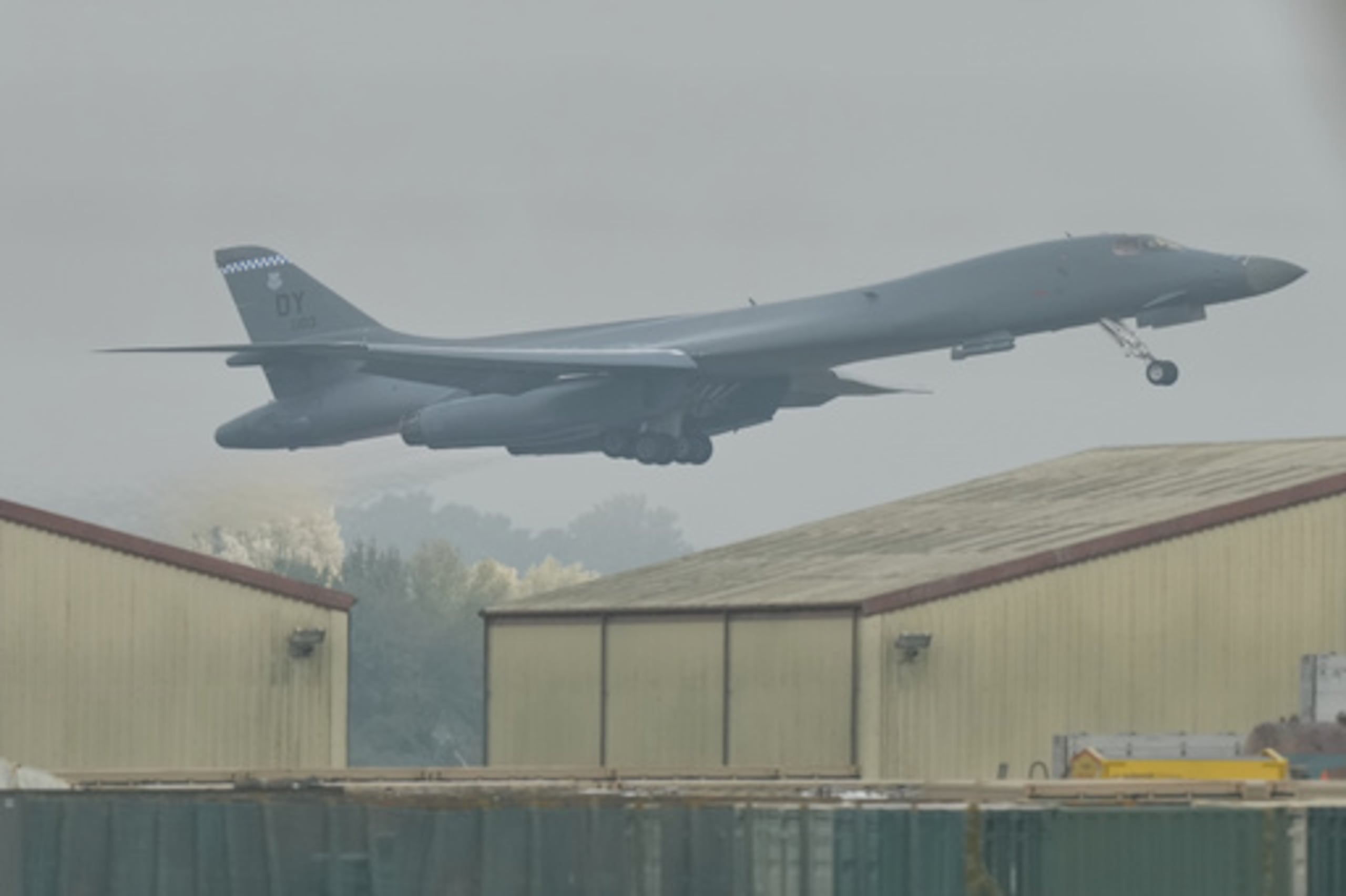 Un bombardero B-1 despega de la base de la RAF Fairford, en Fairford (Inglaterra).