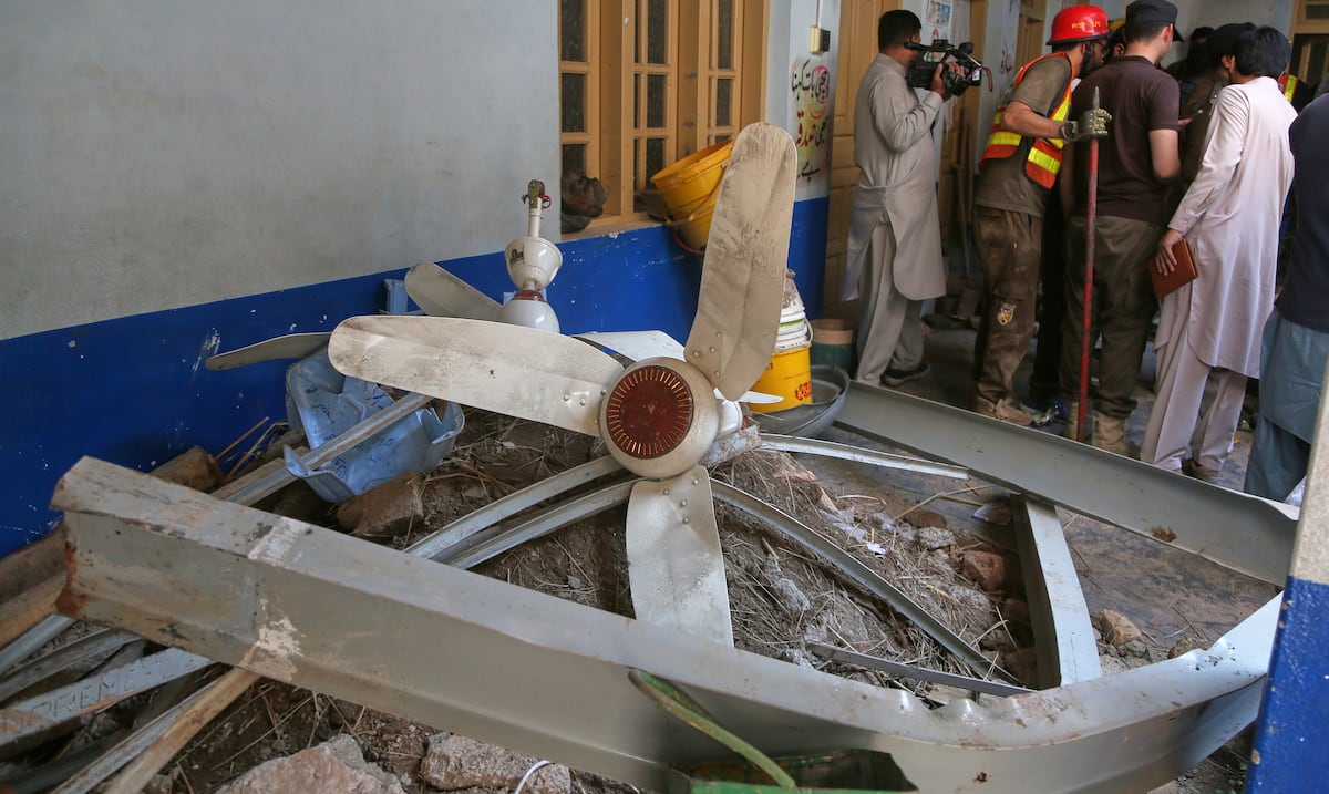 Tragedia en Pakistán: se derrumba techo de escuela y mueren 28 niños